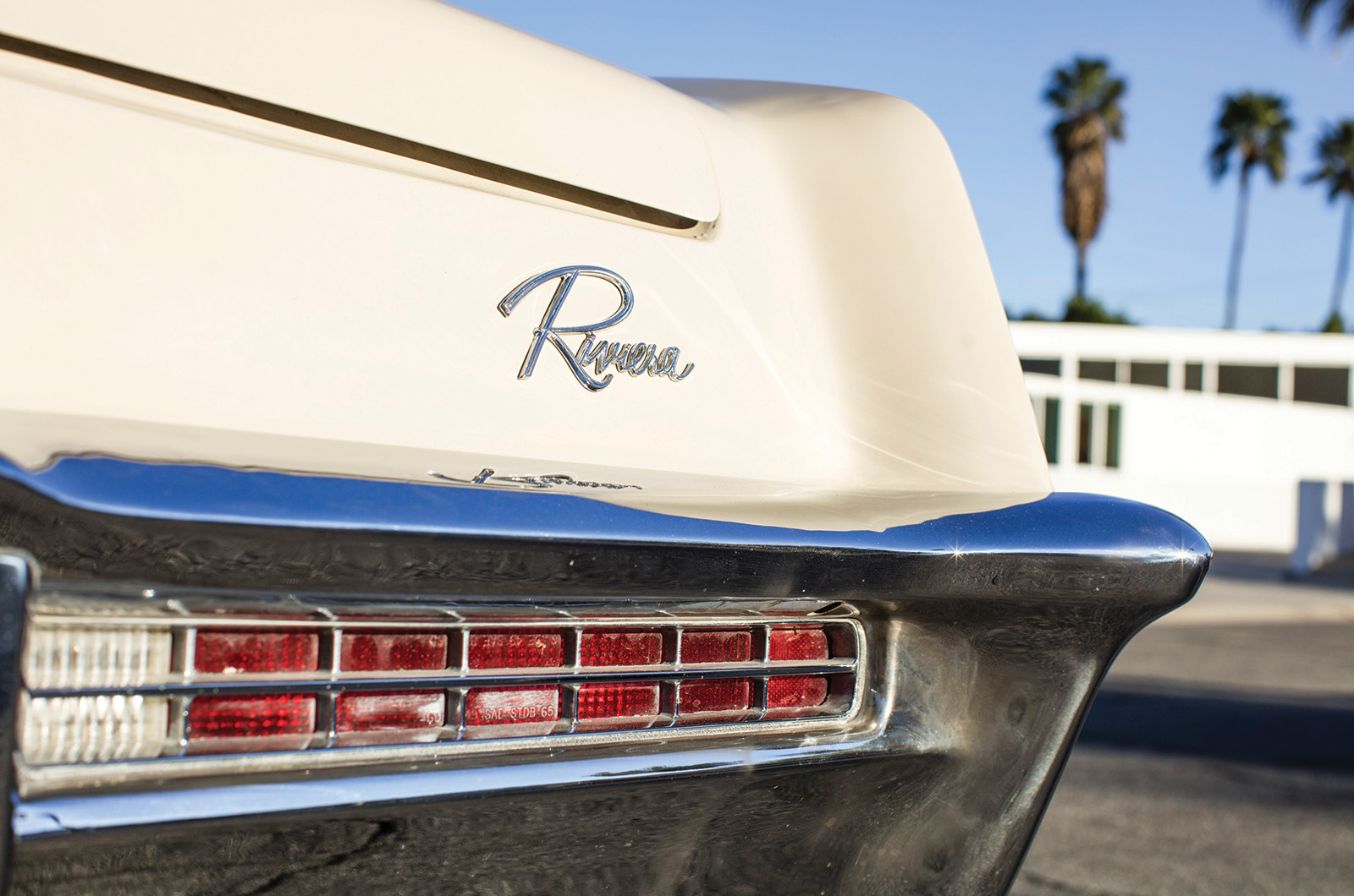 Classic & Sports Car – Buick Riviera vs Mercedes-Benz 250SE Coupé: cut to shape