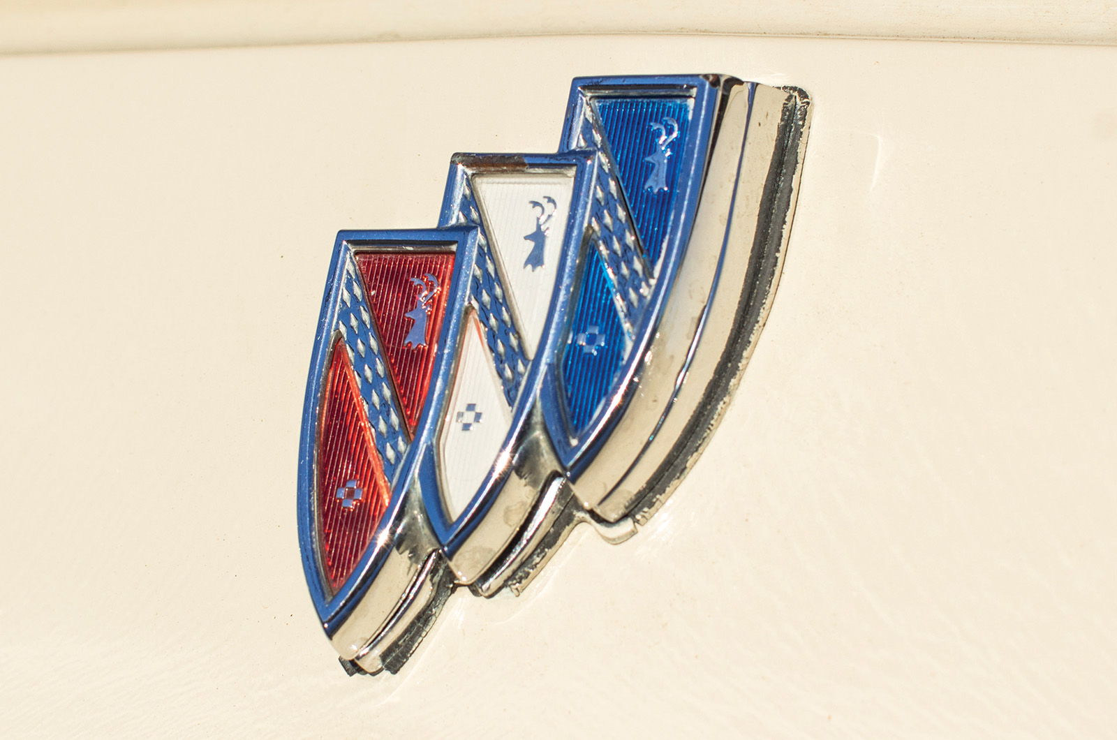 Classic & Sports Car – Buick Riviera vs Mercedes-Benz 250SE Coupé: cut to shape