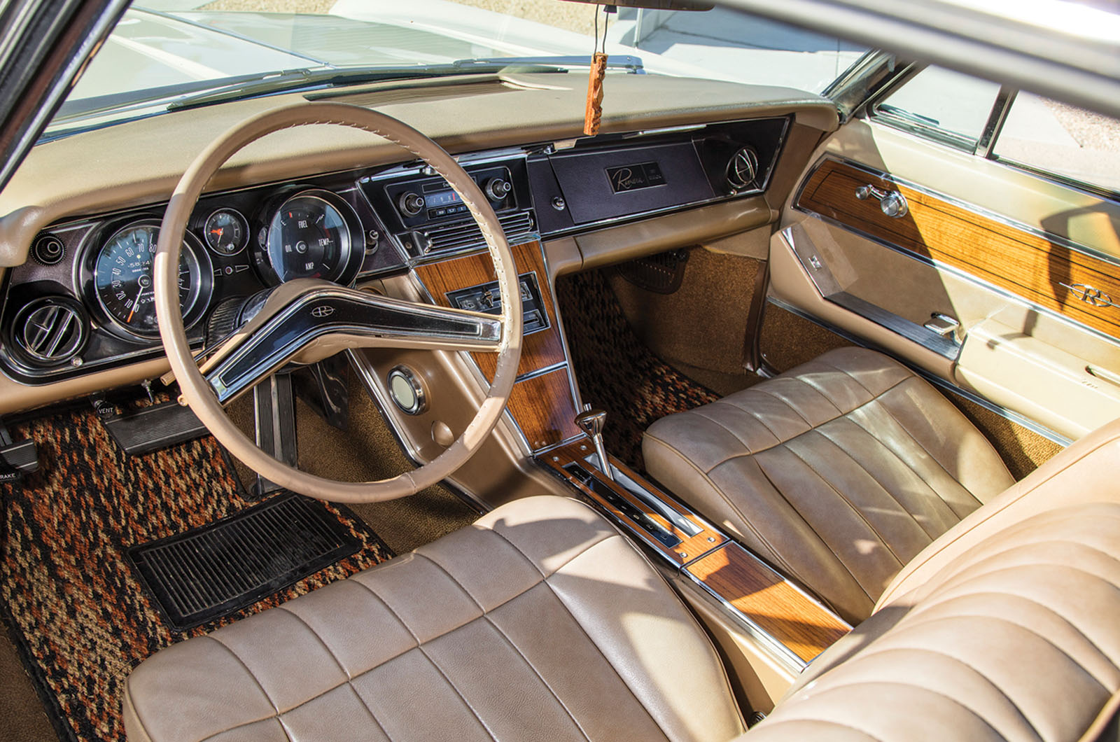 Classic & Sports Car – Buick Riviera vs Mercedes-Benz 250SE Coupé: cut to shape