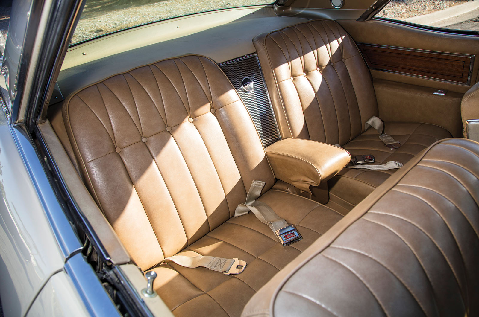 Classic & Sports Car – Buick Riviera vs Mercedes-Benz 250SE Coupé: cut to shape