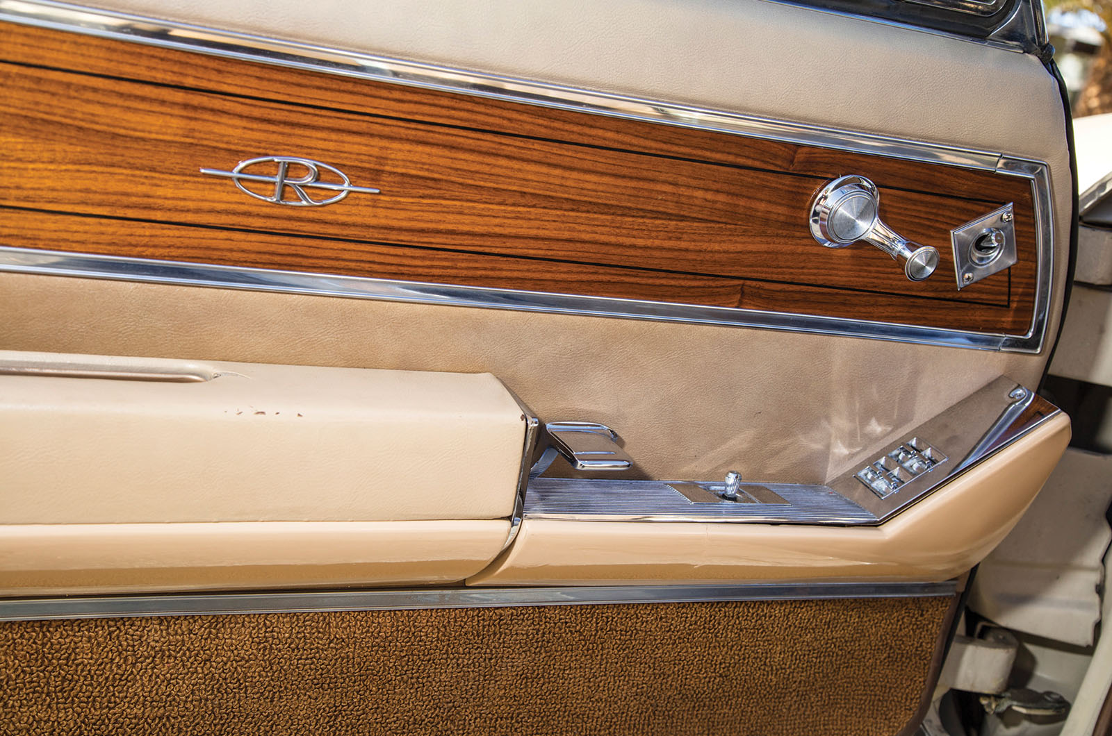 Classic & Sports Car – Buick Riviera vs Mercedes-Benz 250SE Coupé: cut to shape