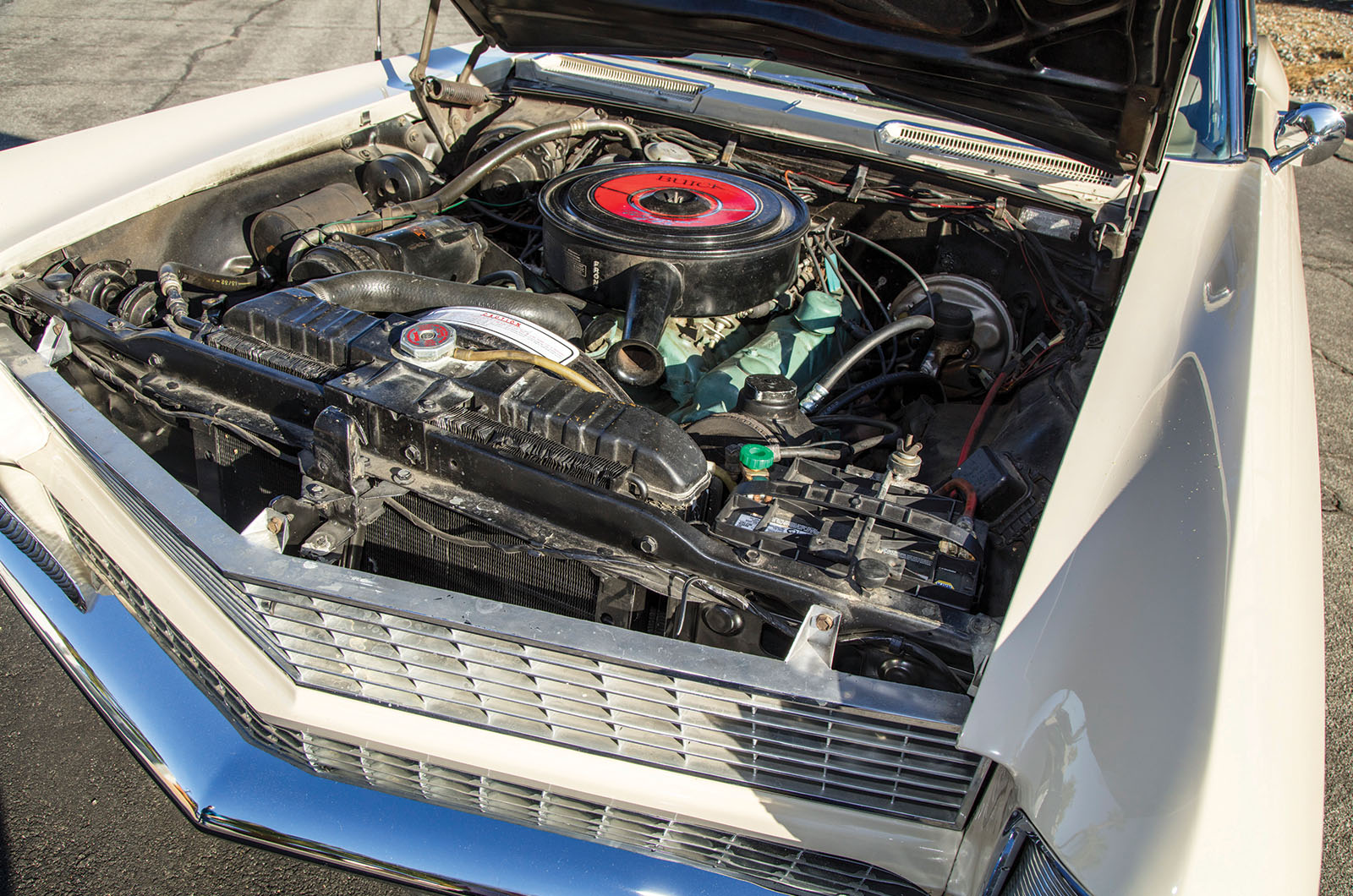 Classic & Sports Car – Buick Riviera vs Mercedes-Benz 250SE Coupé: cut to shape