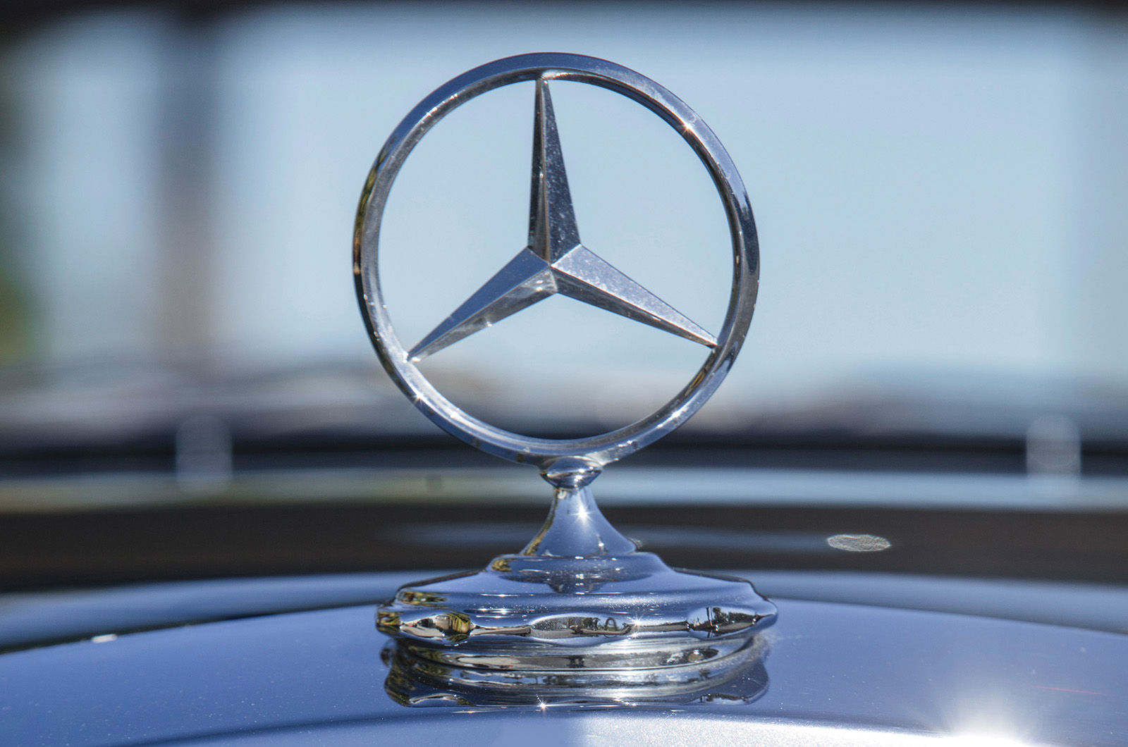 Classic & Sports Car – Buick Riviera vs Mercedes-Benz 250SE Coupé: cut to shape