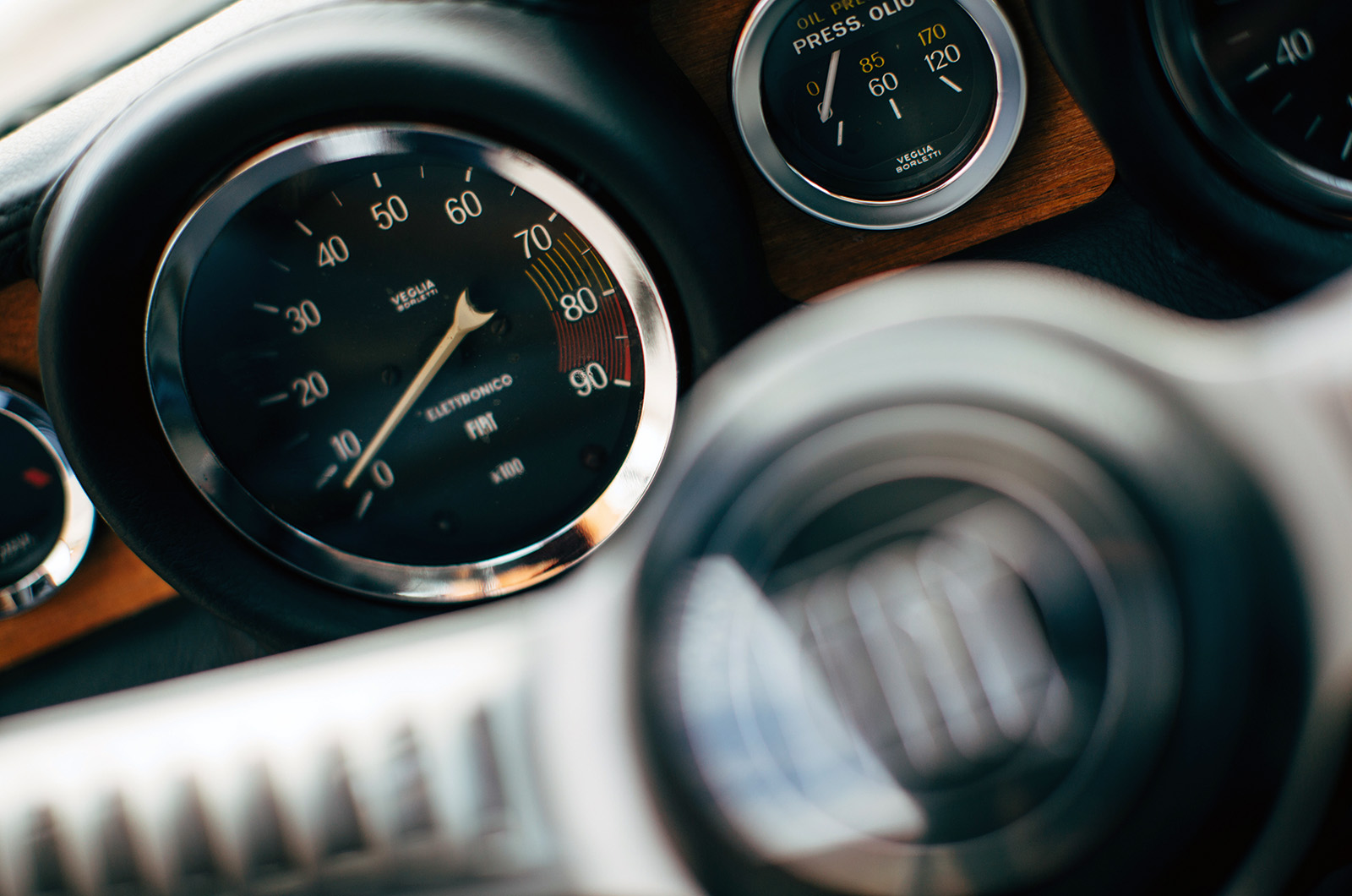 Classic & Sports Car – Fiat Dino Coupé and Spider: Maranello meets Turin