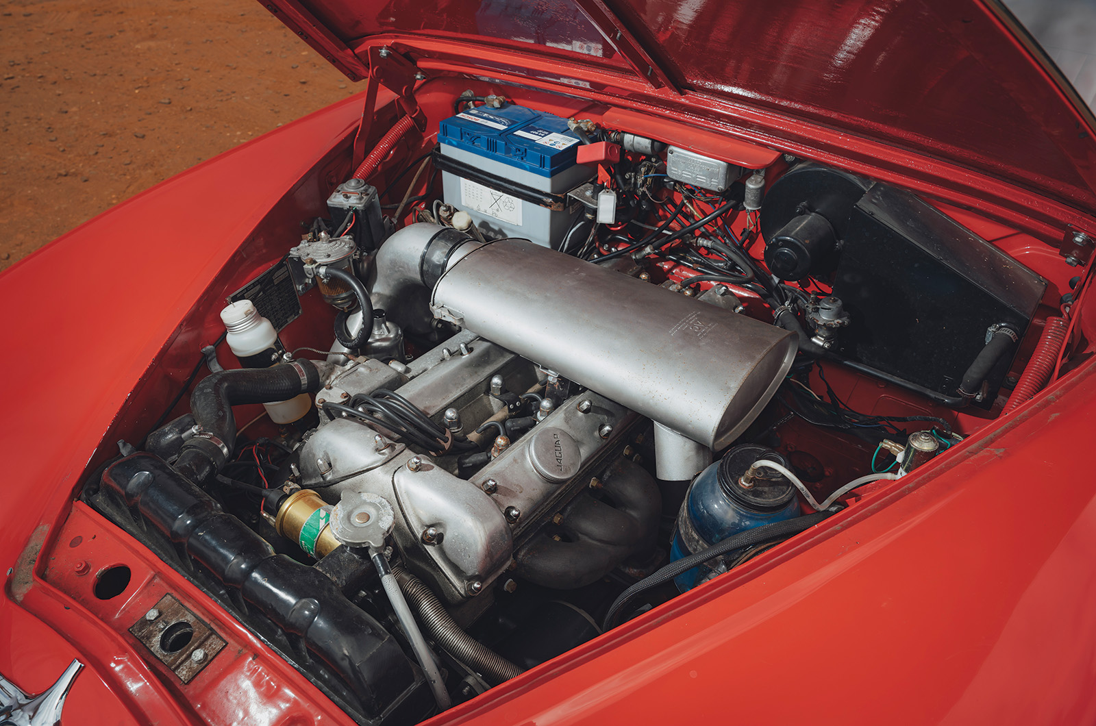 Classic & Sports Car – Jaguar 2.4 vs Citroën ID19: a stroke of genius