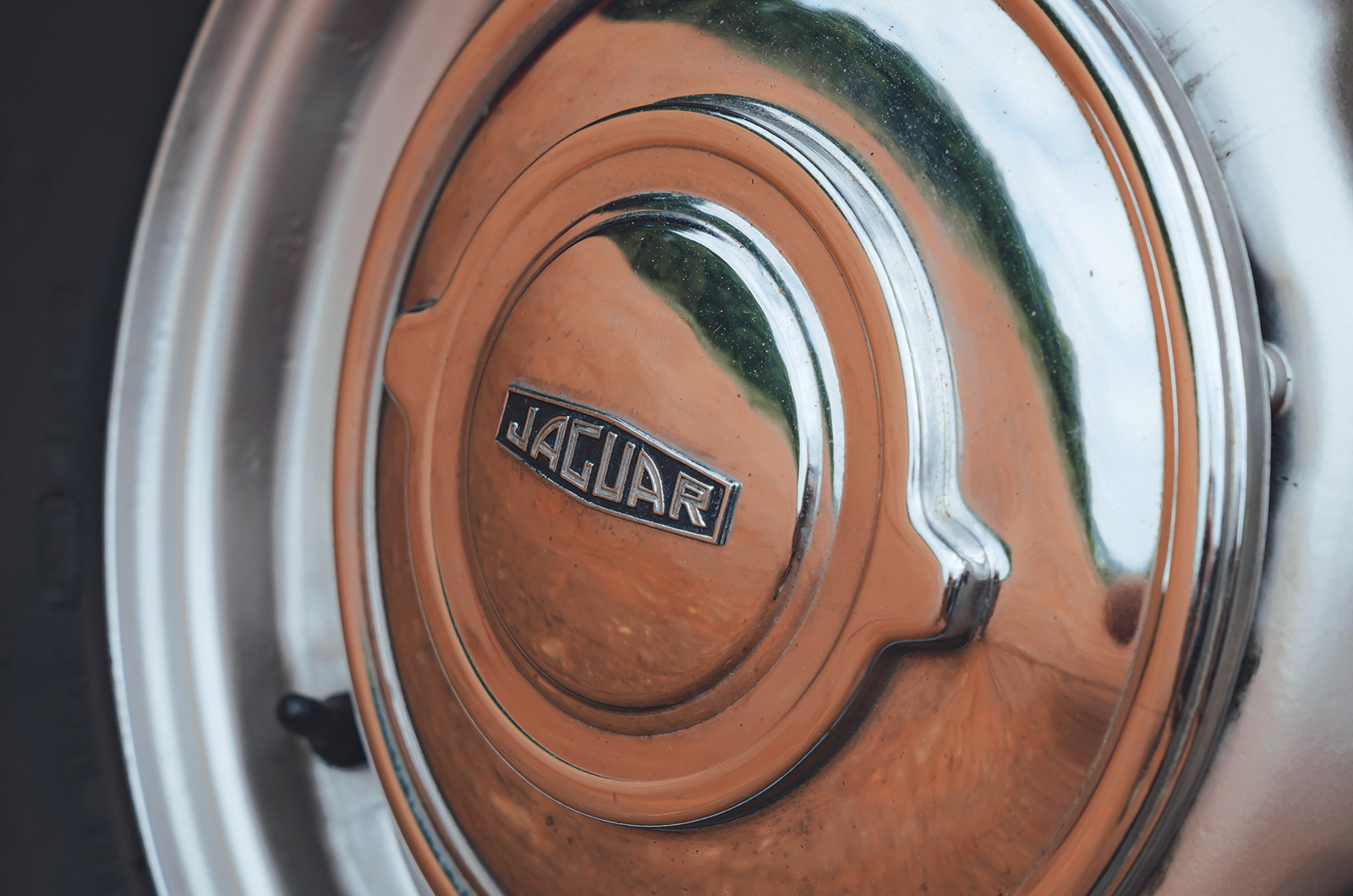 Classic & Sports Car – Jaguar 2.4 vs Citroën ID19: a stroke of genius