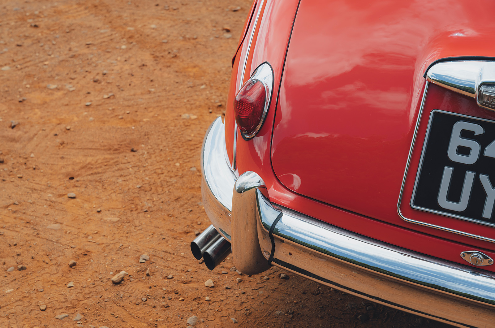 Classic & Sports Car – Jaguar 2.4 vs Citroën ID19: a stroke of genius