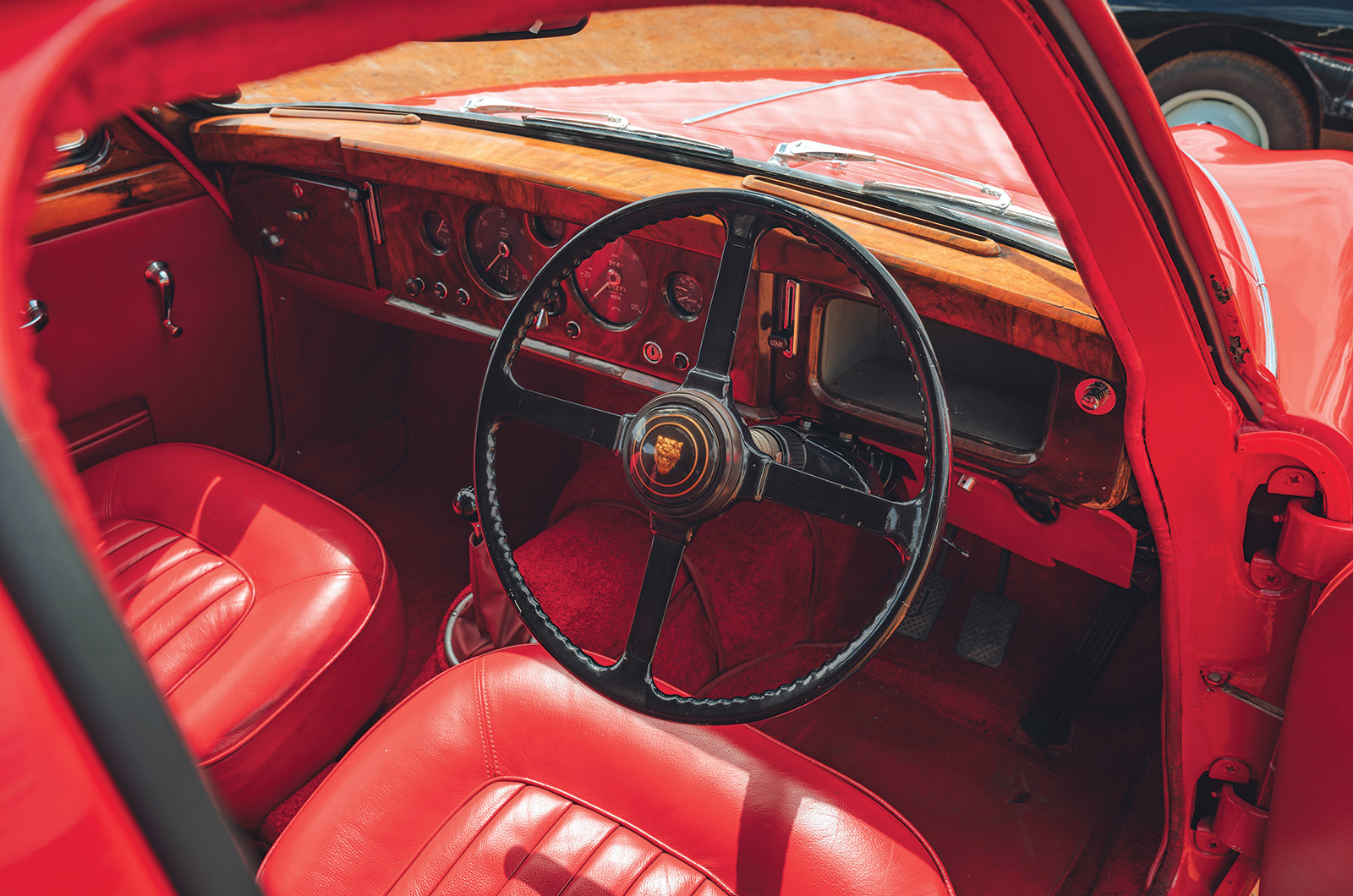 Classic & Sports Car – Jaguar 2.4 vs Citroën ID19: a stroke of genius