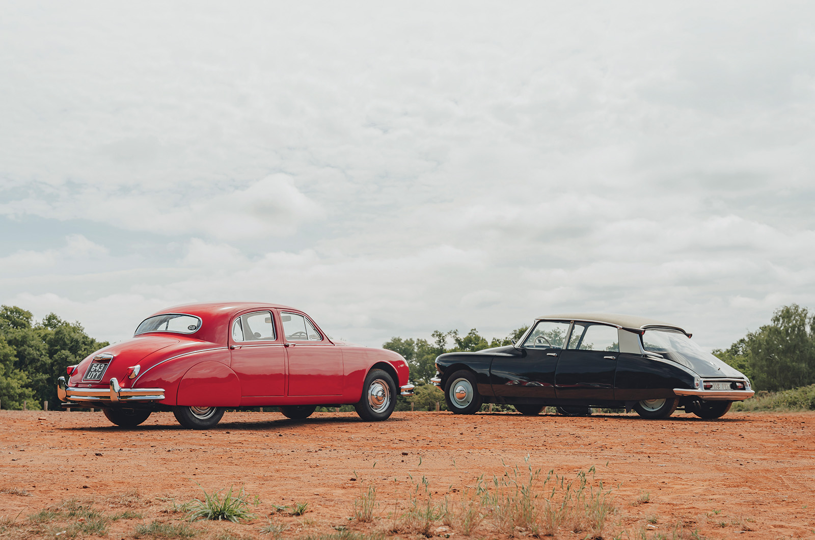 Classic & Sports Car – Jaguar 2.4 vs Citroën ID19: a stroke of genius