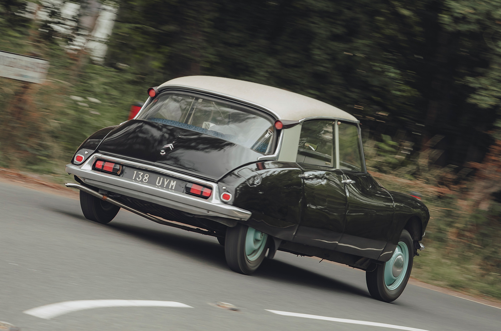 Classic & Sports Car – Jaguar 2.4 vs Citroën ID19: a stroke of genius