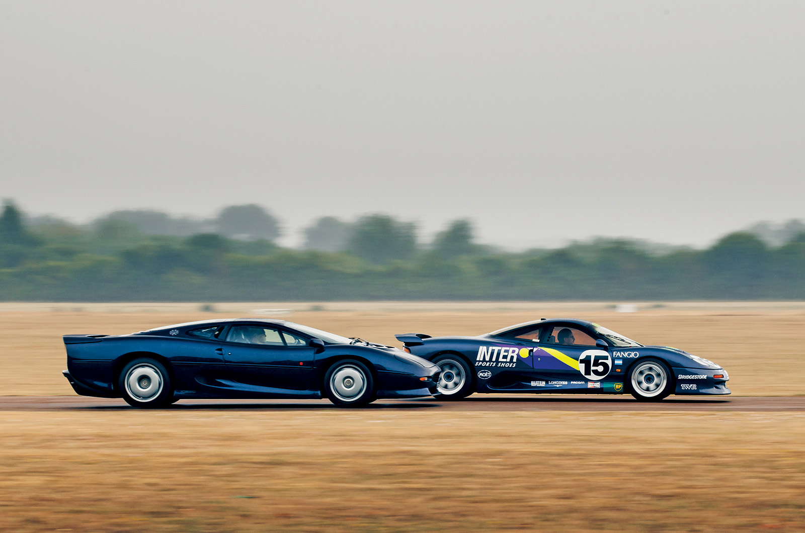 Classic & Sports Car – Jaguar XJ220 vs JaguarSport XJR-15: thunder cats