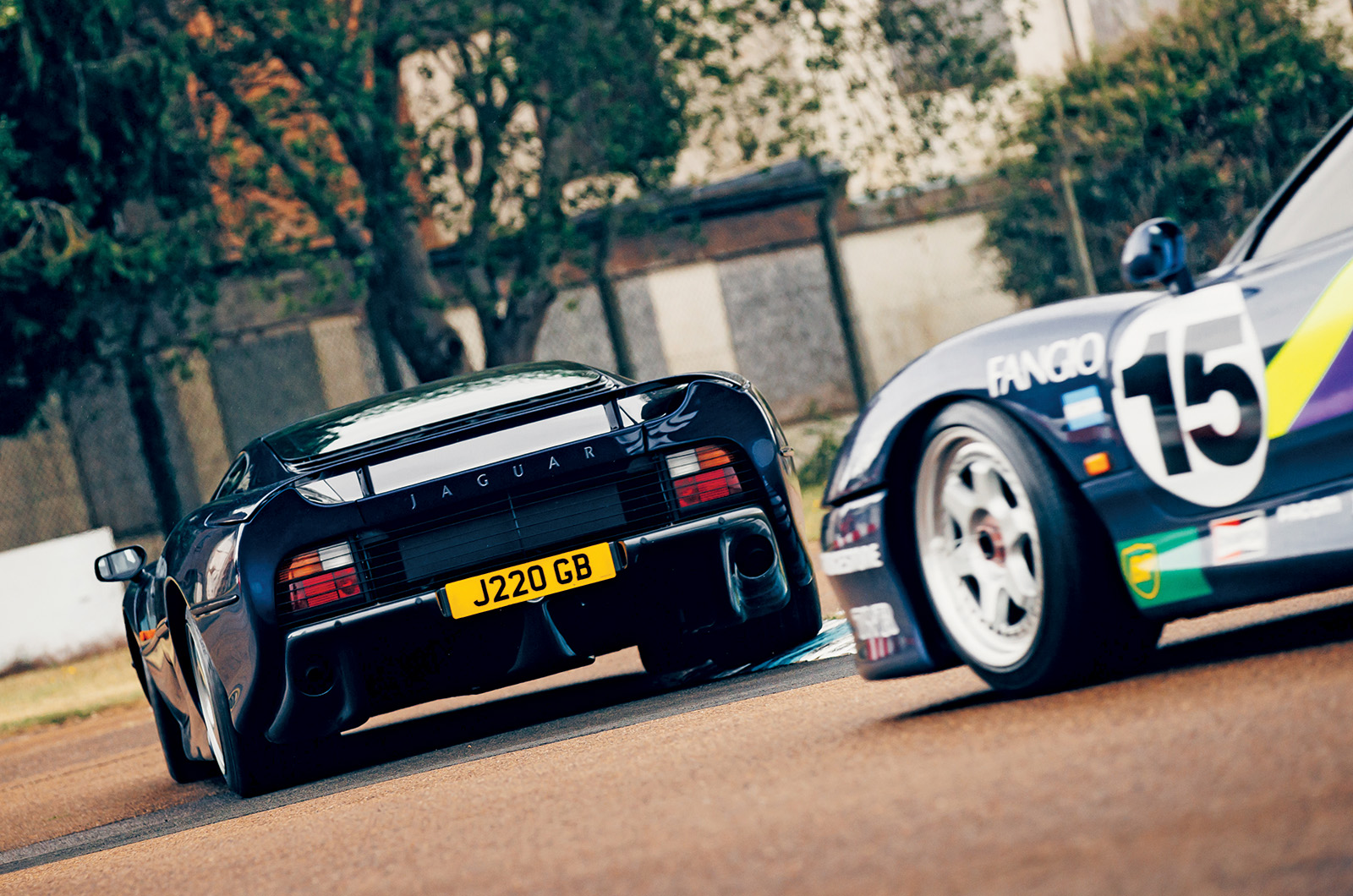 Classic & Sports Car – Jaguar XJ220 vs JaguarSport XJR-15: thunder cats