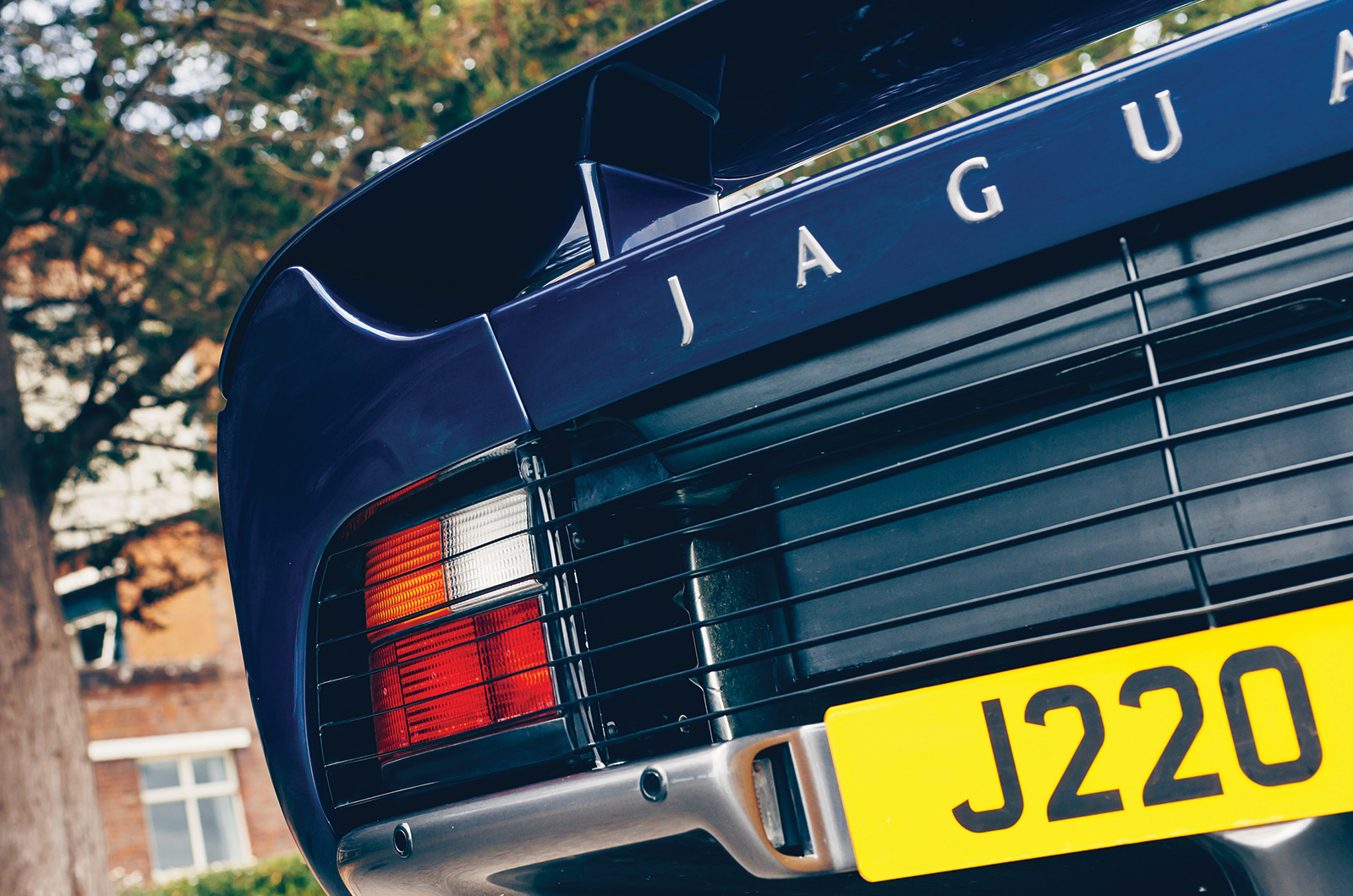 Classic & Sports Car – Jaguar XJ220 vs JaguarSport XJR-15: thunder cats