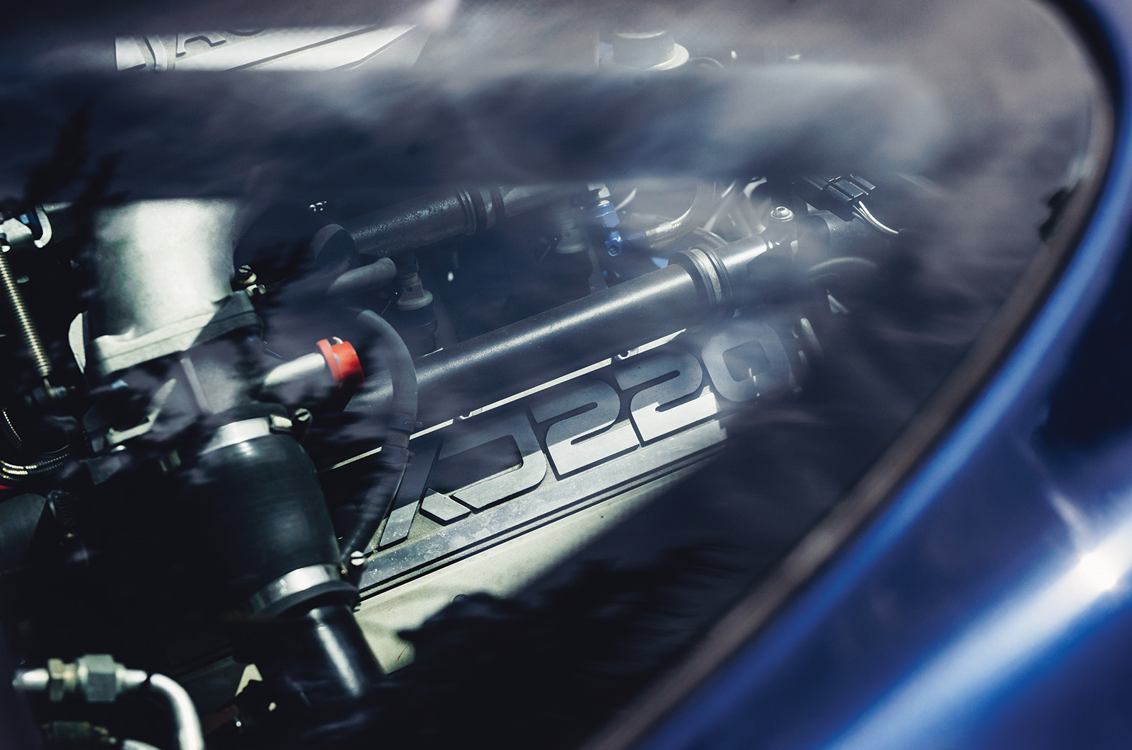 Classic & Sports Car – Jaguar XJ220 vs JaguarSport XJR-15: thunder cats