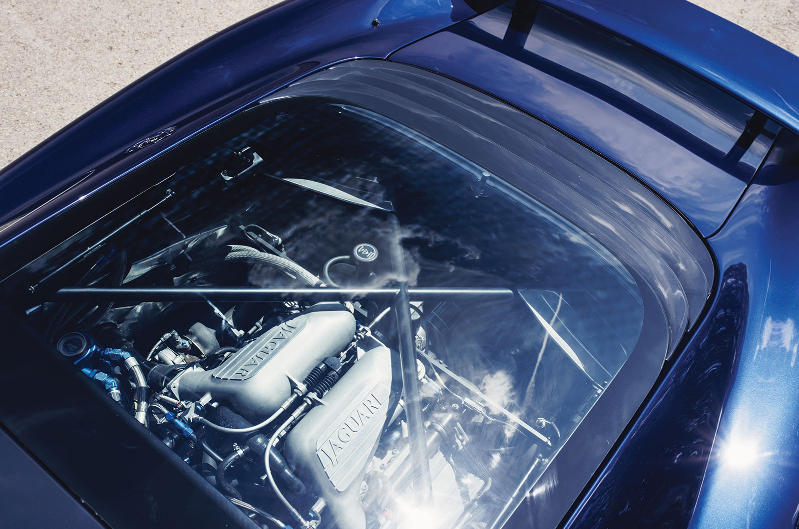 Classic & Sports Car – Jaguar XJ220 vs JaguarSport XJR-15: thunder cats