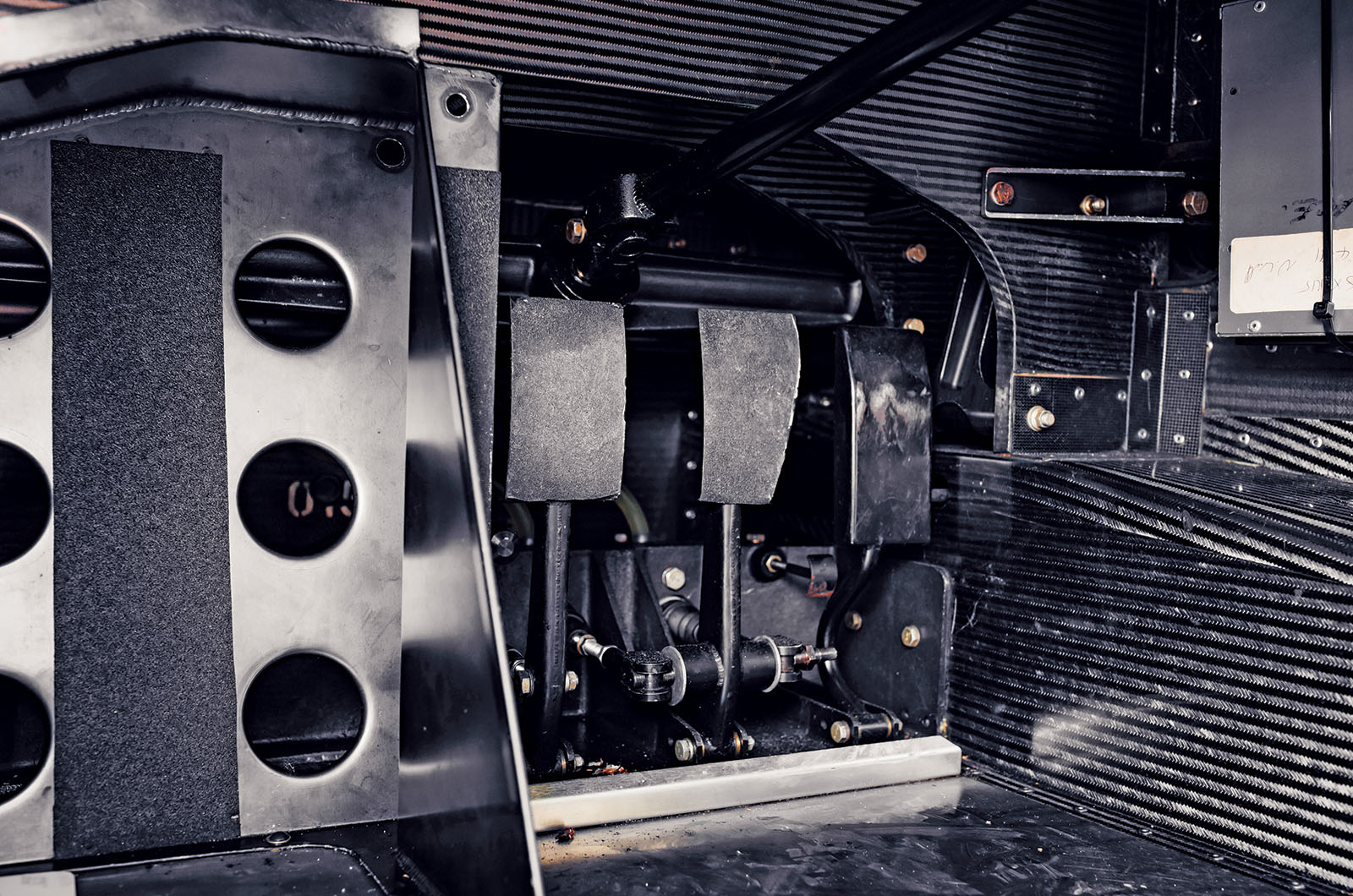 Classic & Sports Car – Jaguar XJ220 vs JaguarSport XJR-15: thunder cats