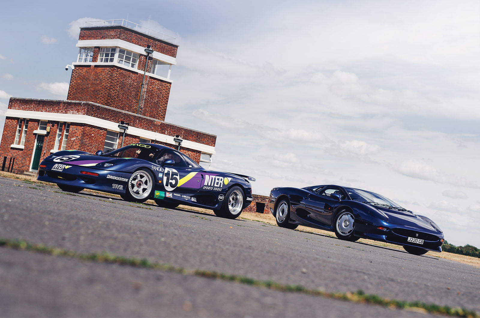 Classic & Sports Car – Jaguar XJ220 vs JaguarSport XJR-15: thunder cats