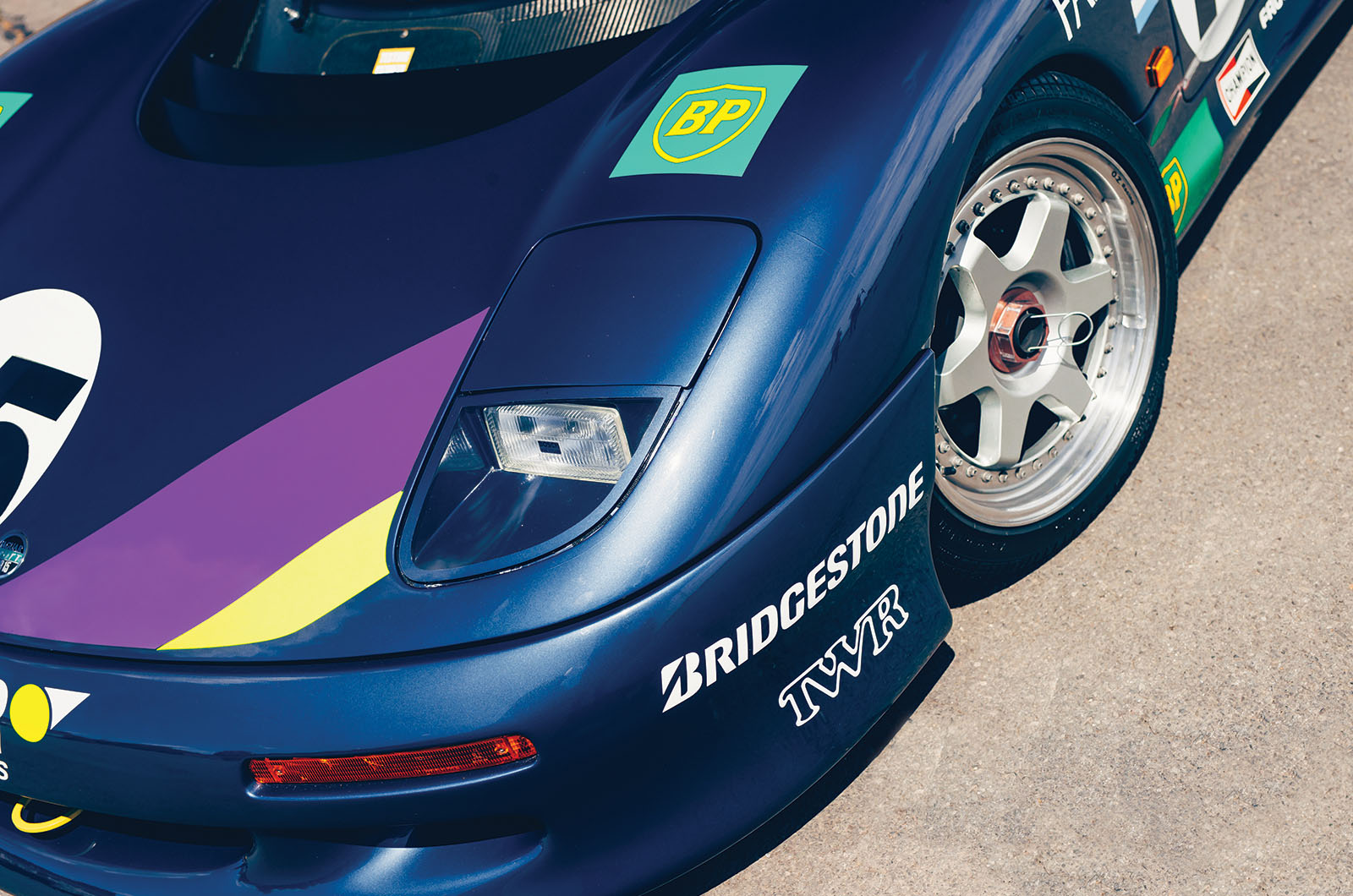 Jaguar XJ220 vs JaguarSport XJR-15: thunder cats | Classic