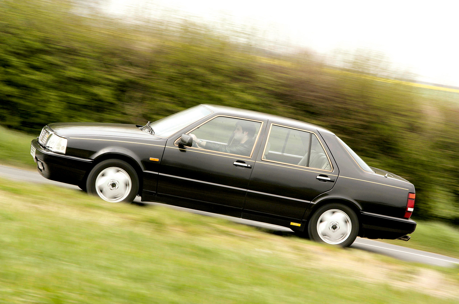 Classic & Sports Car – Lotus Carlton vs Lancia Thema 8.32: looks can be deceiving