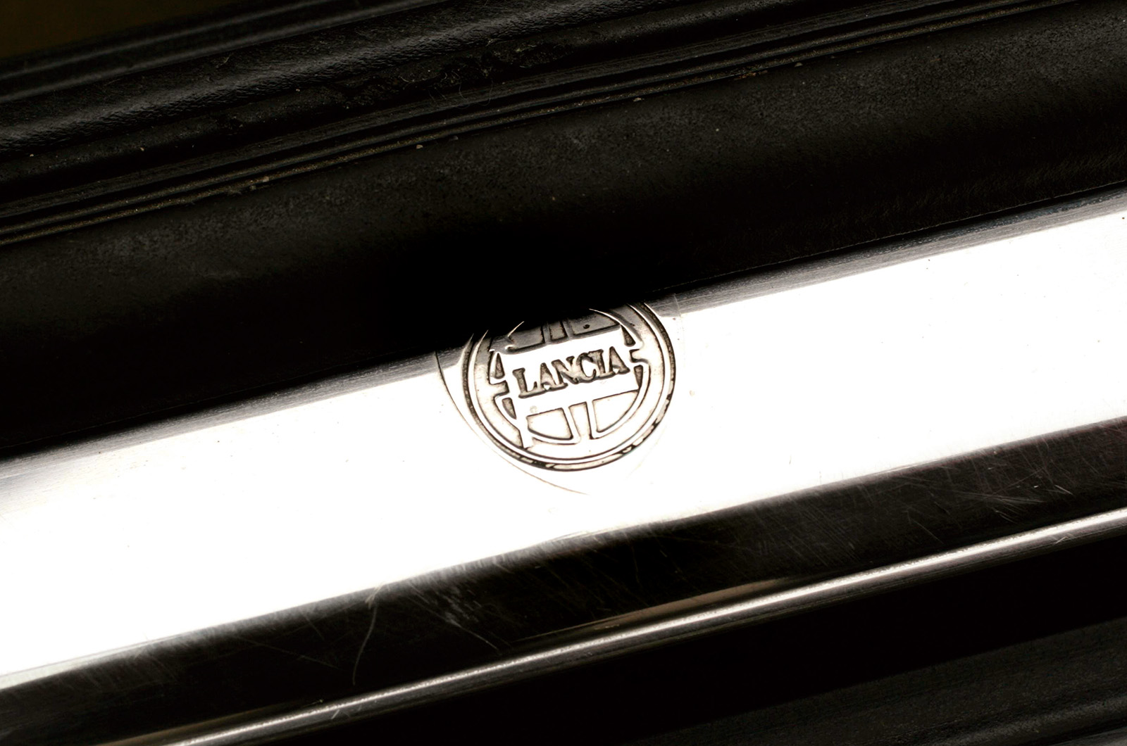 Classic & Sports Car – Lotus Carlton vs Lancia Thema 8.32: looks can be deceiving