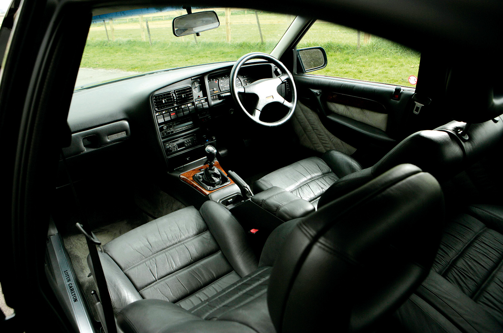 Classic & Sports Car – Lotus Carlton vs Lancia Thema 8.32: looks can be deceiving