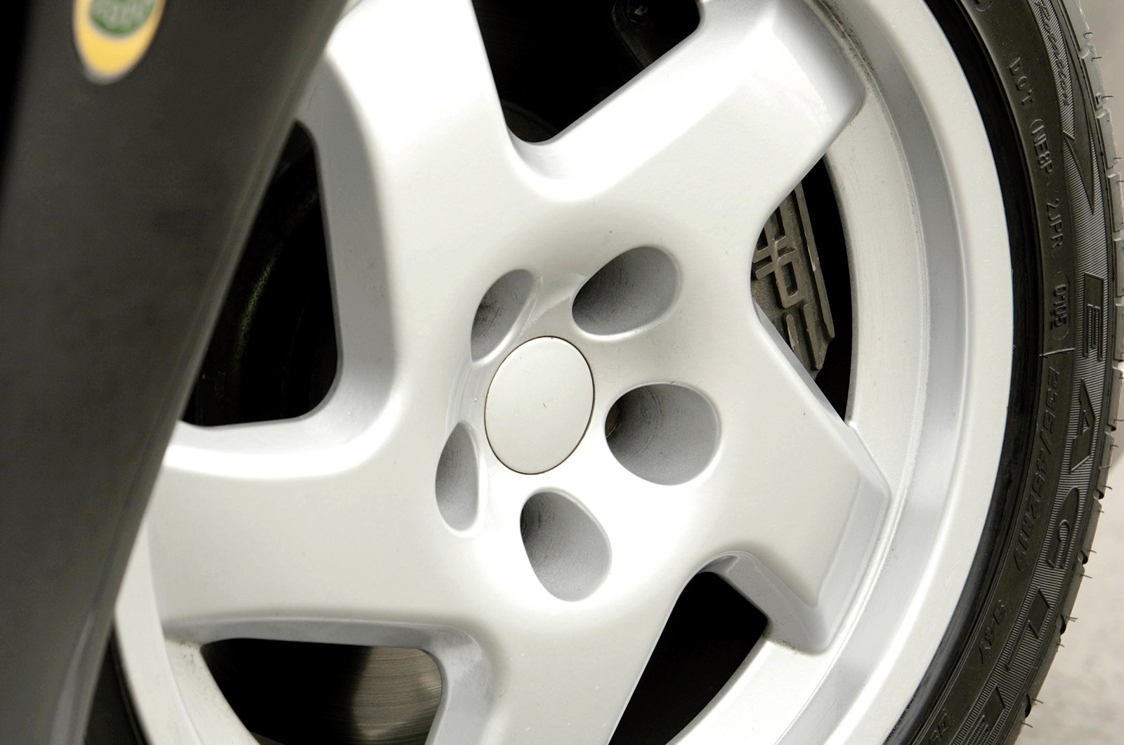 Classic & Sports Car – Lotus Carlton vs Lancia Thema 8.32: looks can be deceiving