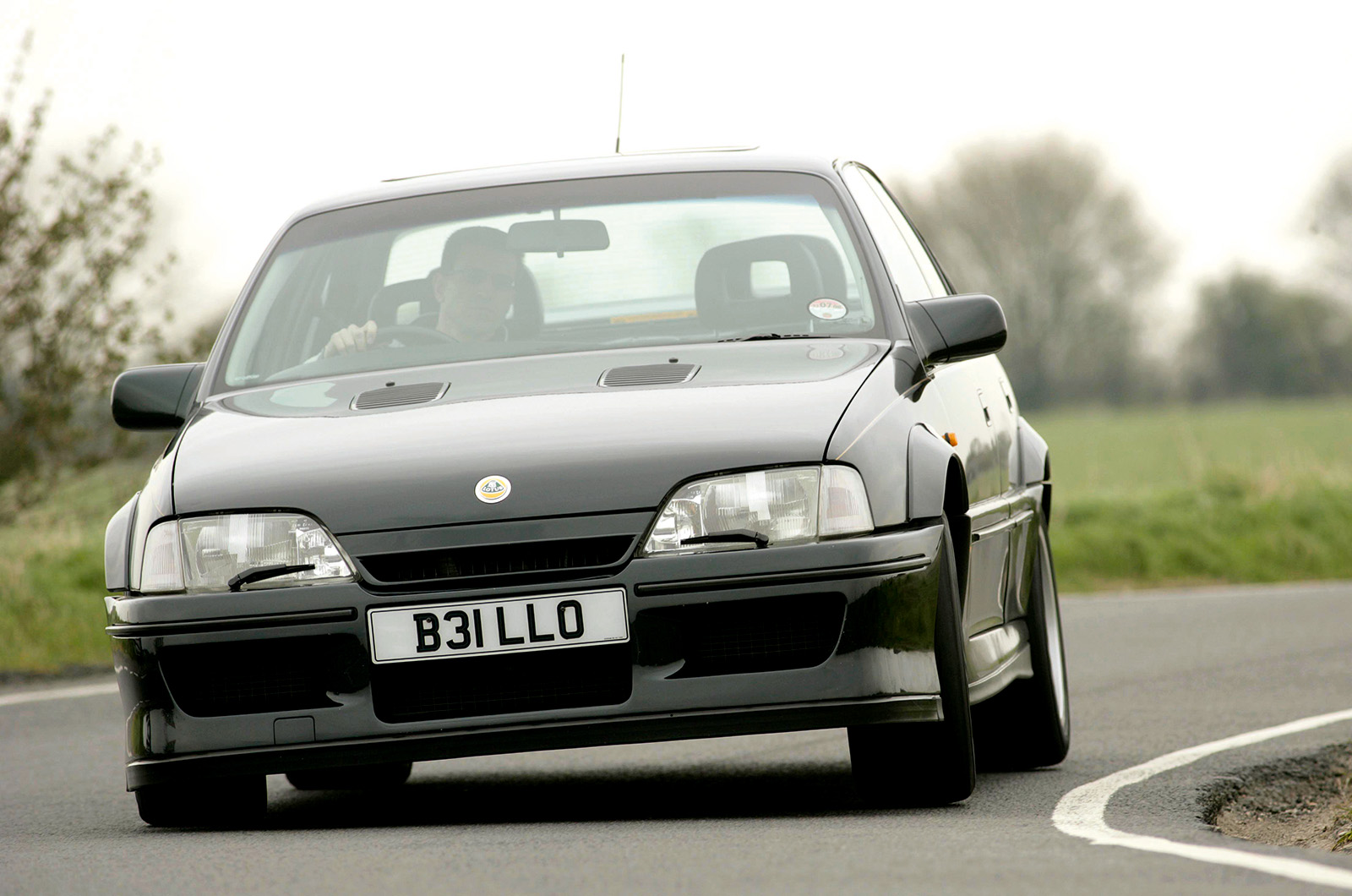 Classic & Sports Car – Lotus Carlton vs Lancia Thema 8.32: looks can be deceiving