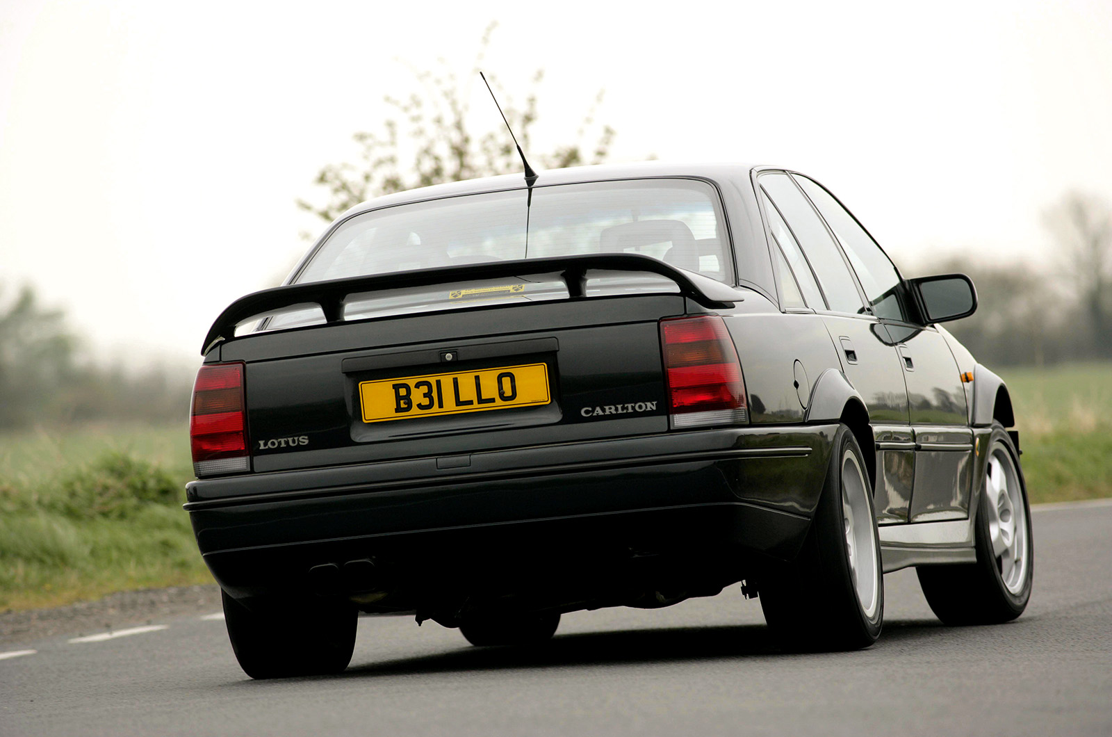 Classic & Sports Car – Lotus Carlton vs Lancia Thema 8.32: looks can be deceiving
