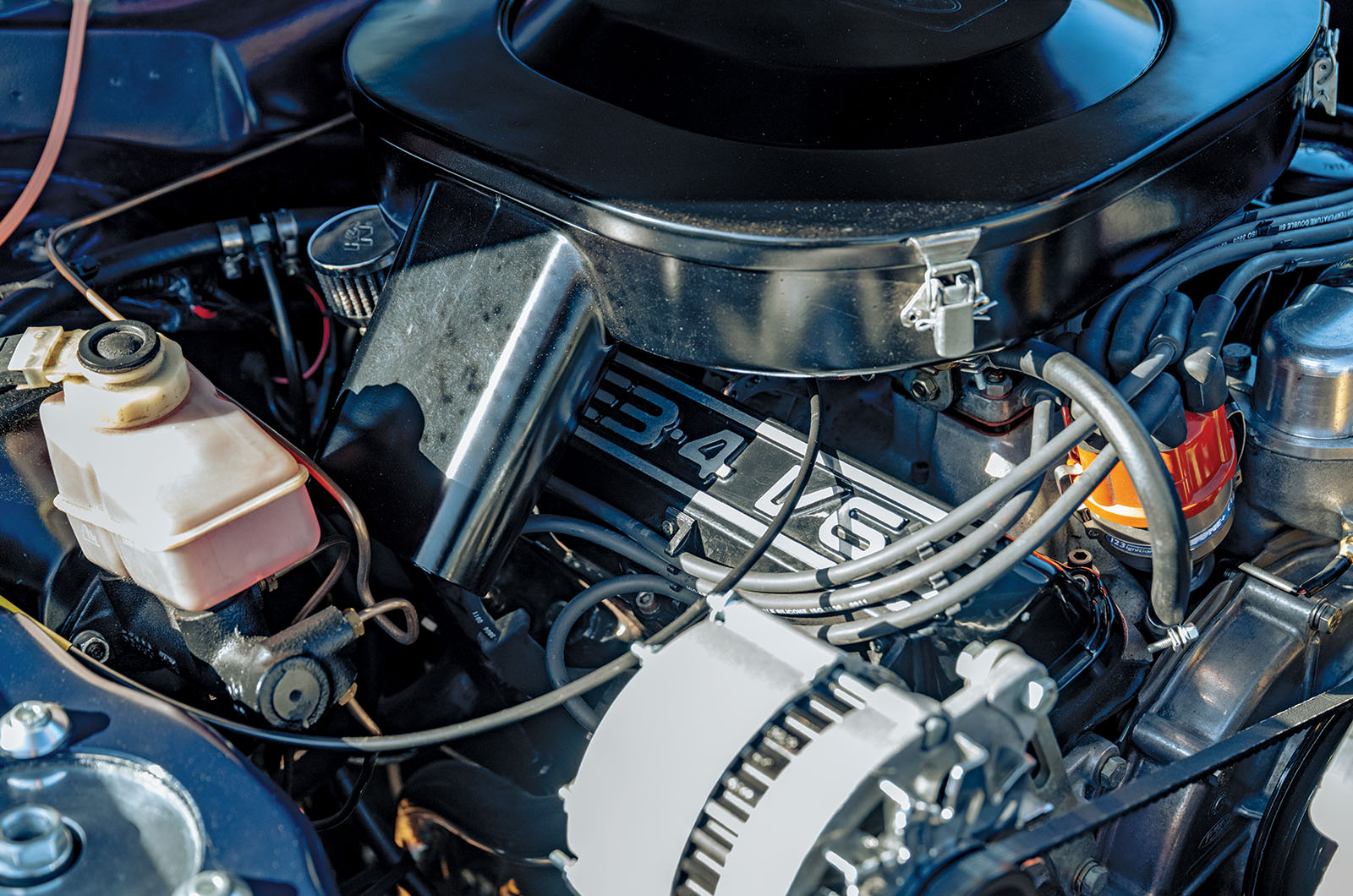 Classic & Sports Car – Aston Martin V8 Vantage X-Pack and Ford Capri 3.0S X-Pack: David vs Goliath