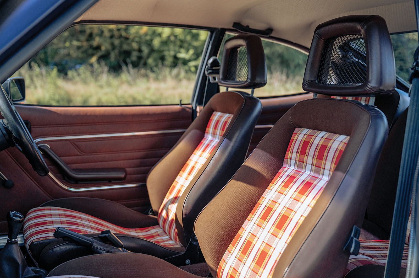 Classic & Sports Car – Aston Martin V8 Vantage X-Pack and Ford Capri 3.0S X-Pack: David vs Goliath