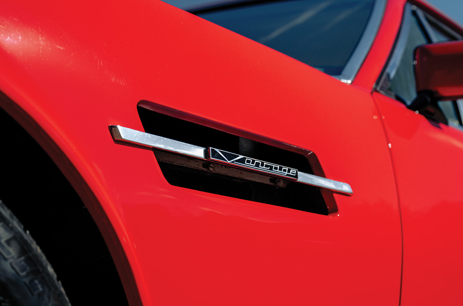 Classic & Sports Car – Aston Martin V8 Vantage X-Pack and Ford Capri 3.0S X-Pack: David vs Goliath