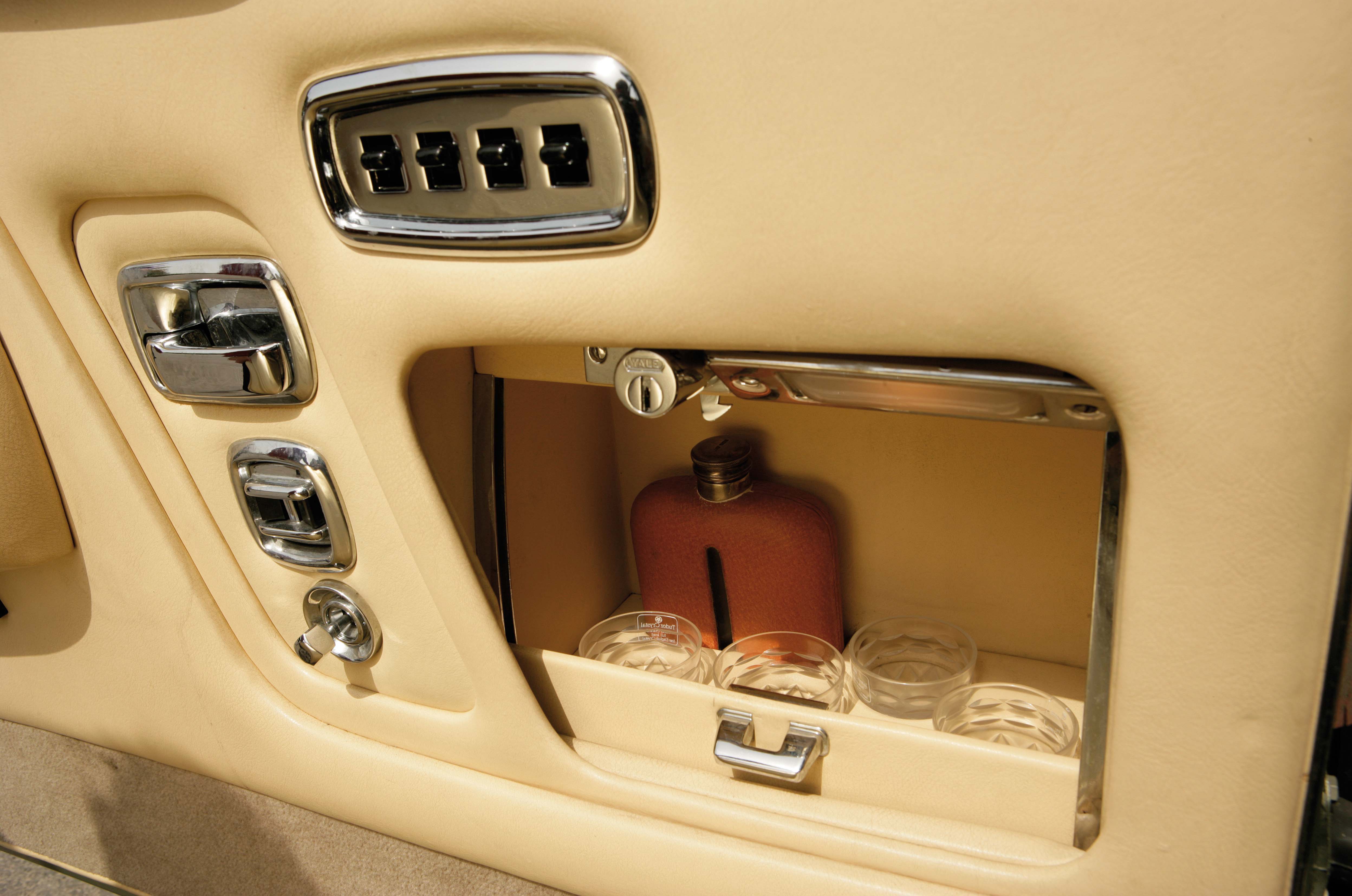 Classic & Sports Car – Rolls-Royce Corniche: the Riviera touch