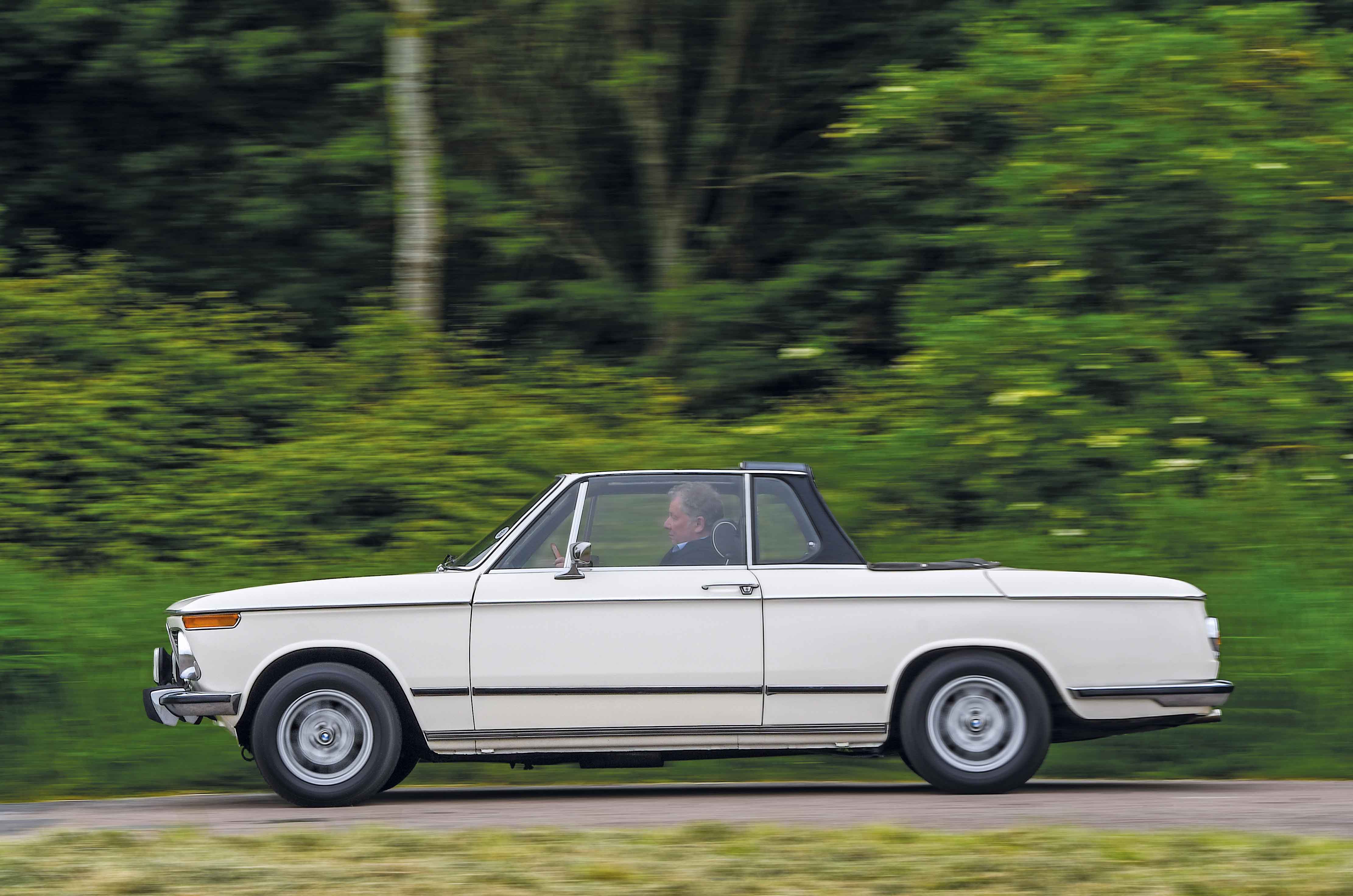 Classic & Sports Car – Triumph Stag vs BMW 2002 Cabriolet: open for the family