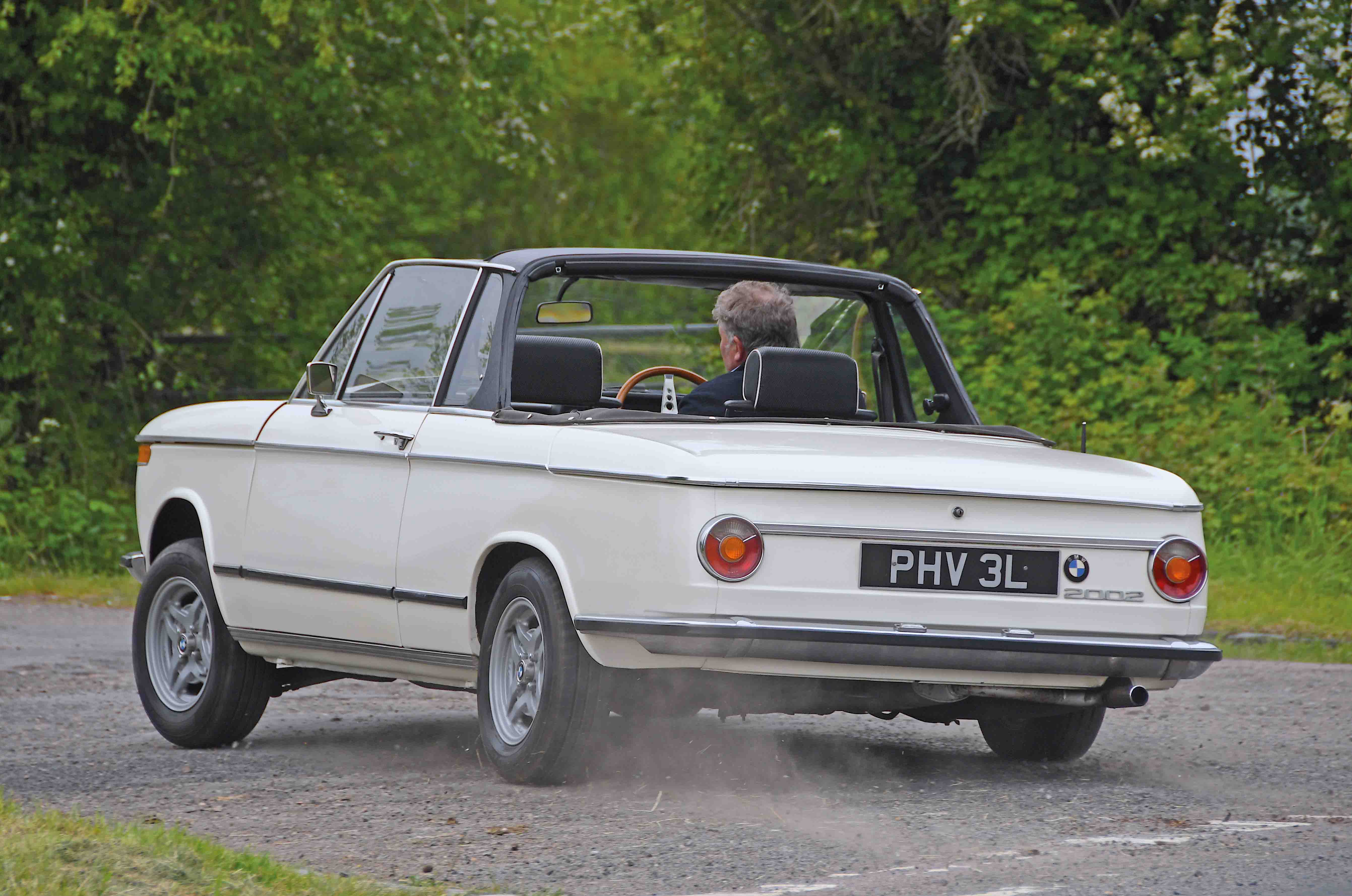 Classic & Sports Car – Triumph Stag vs BMW 2002 Cabriolet: open for the family