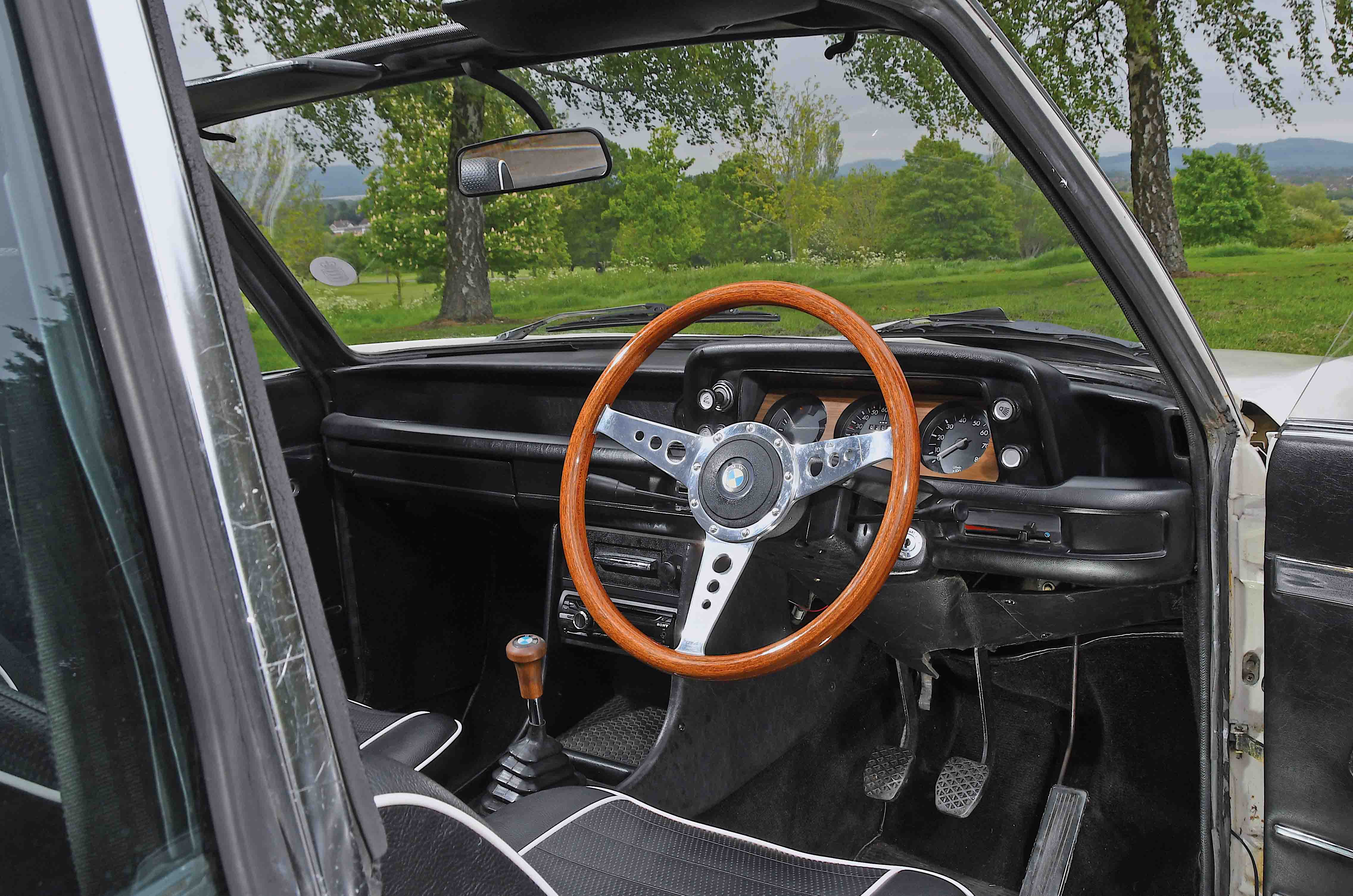 Classic & Sports Car – Triumph Stag vs BMW 2002 Cabriolet: open for the family