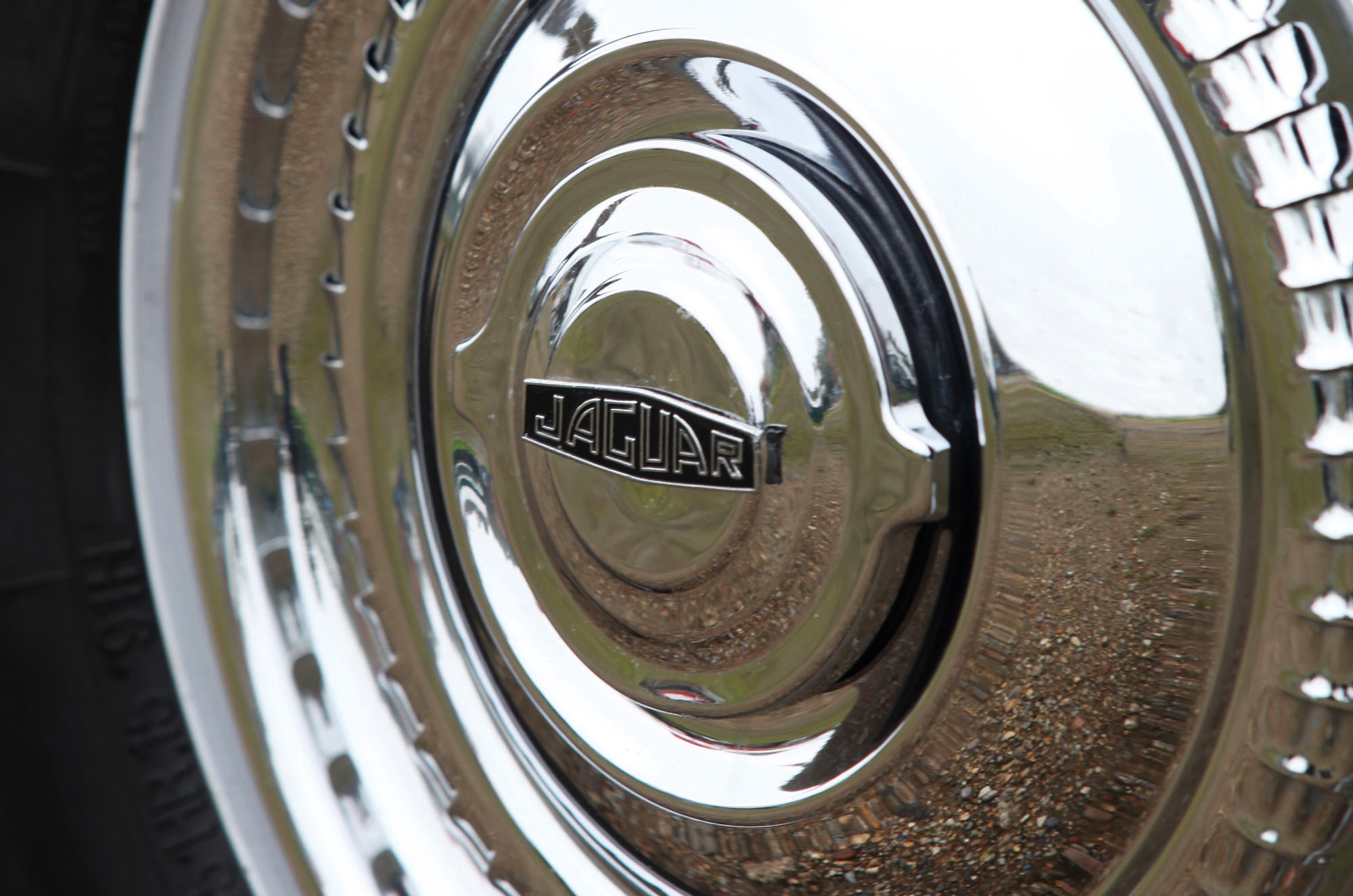 Classic & Sports Car – Jaguar Mk2 2.4 vs Ford Zodiac MkIII: a taste of 1960s espionage