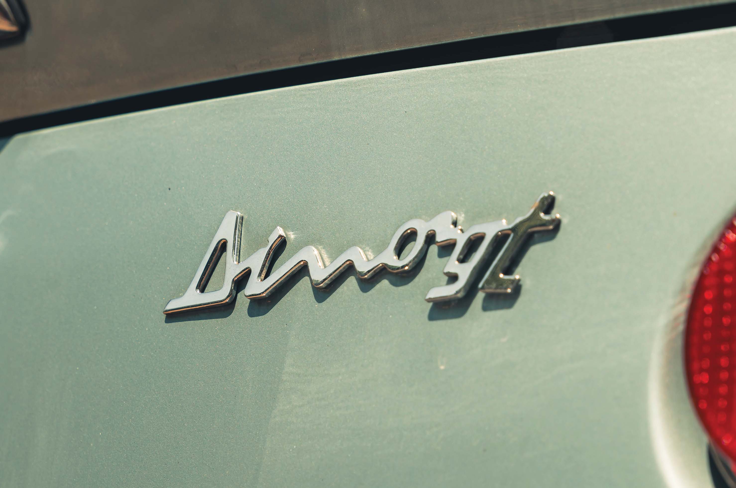 Classic & Sports Car – Dino 246GTS vs Ferrari F355GTS: benchmark babies