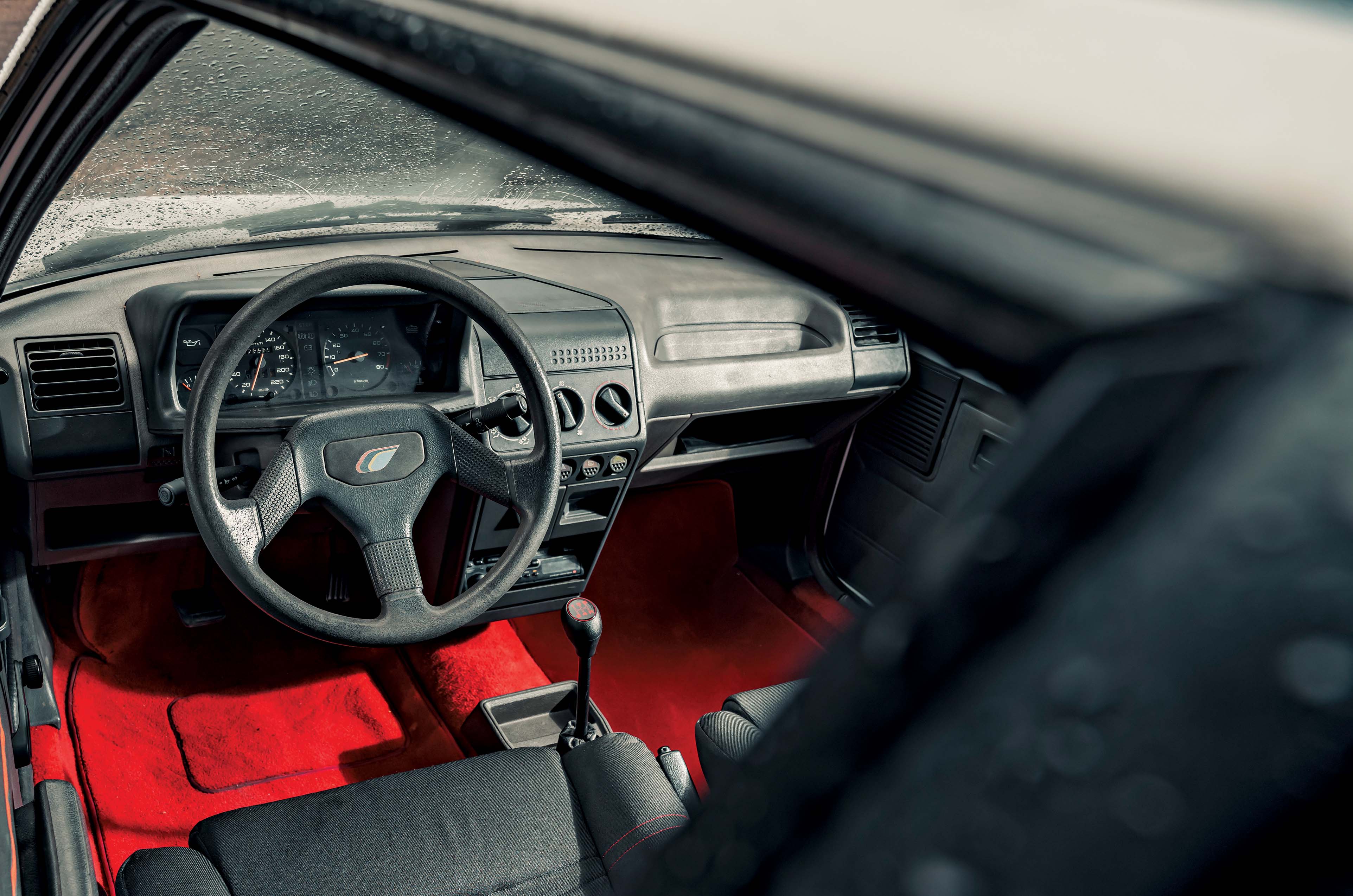 Classic & Sports Car – Peugeot 205 GTI vs 205 Rallye: sibling rivalry