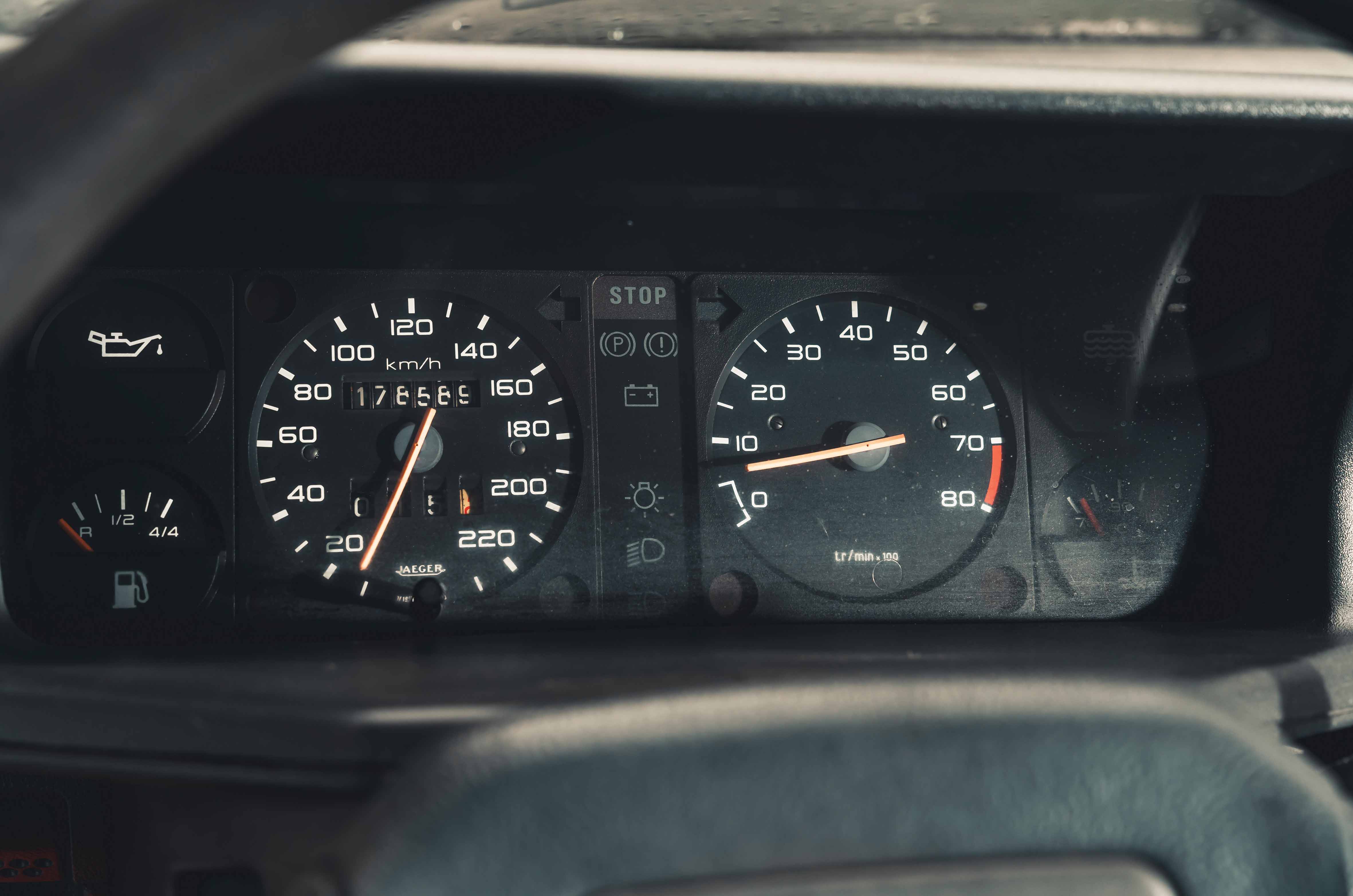 Classic & Sports Car – Peugeot 205 GTI vs 205 Rallye: sibling rivalry