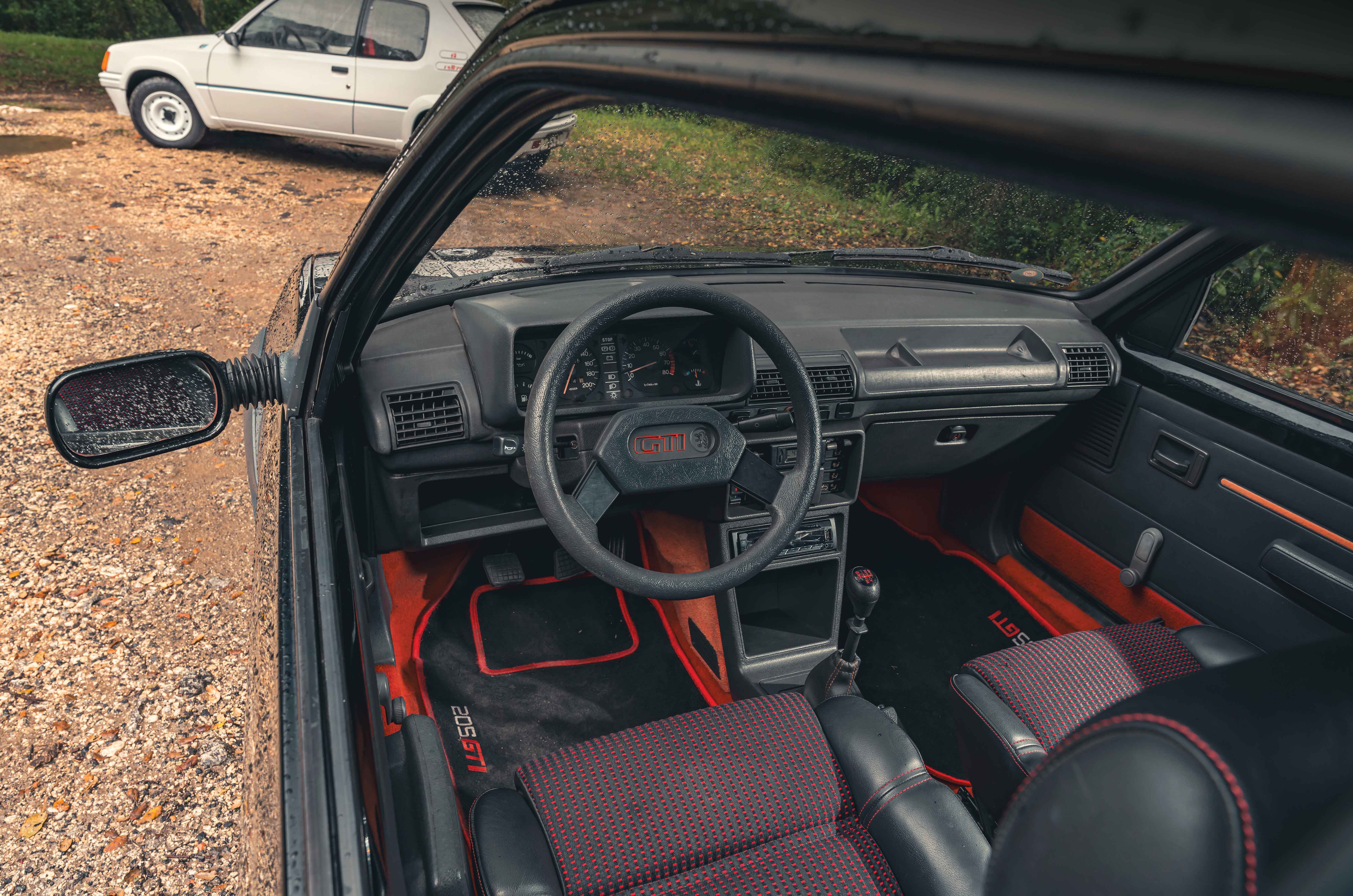 Classic & Sports Car – Peugeot 205 GTI vs 205 Rallye: sibling rivalry