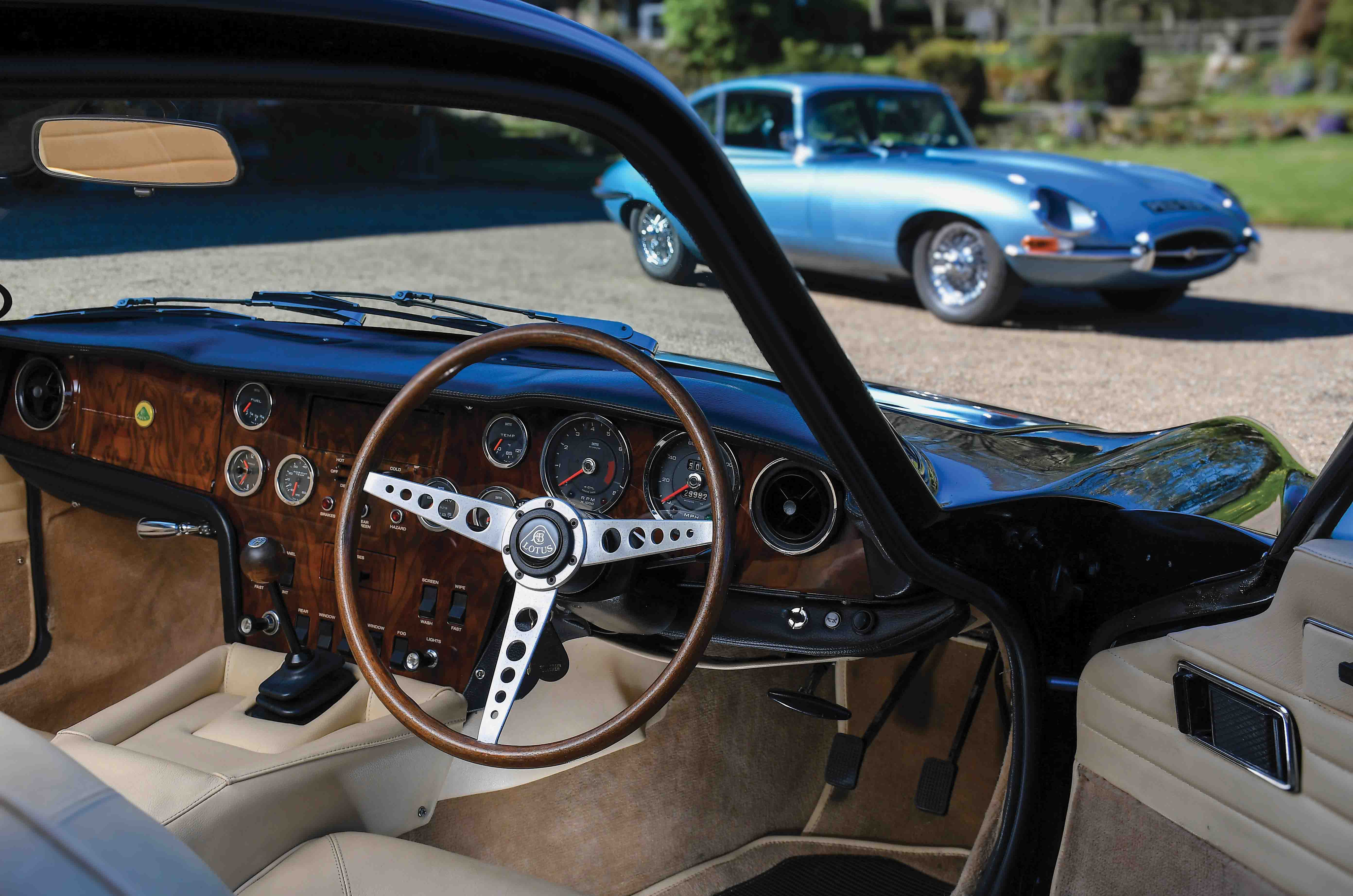 Classic & Sports Car – Jaguar E-type 2+2 vs Lotus Elan +2S: sports for all
