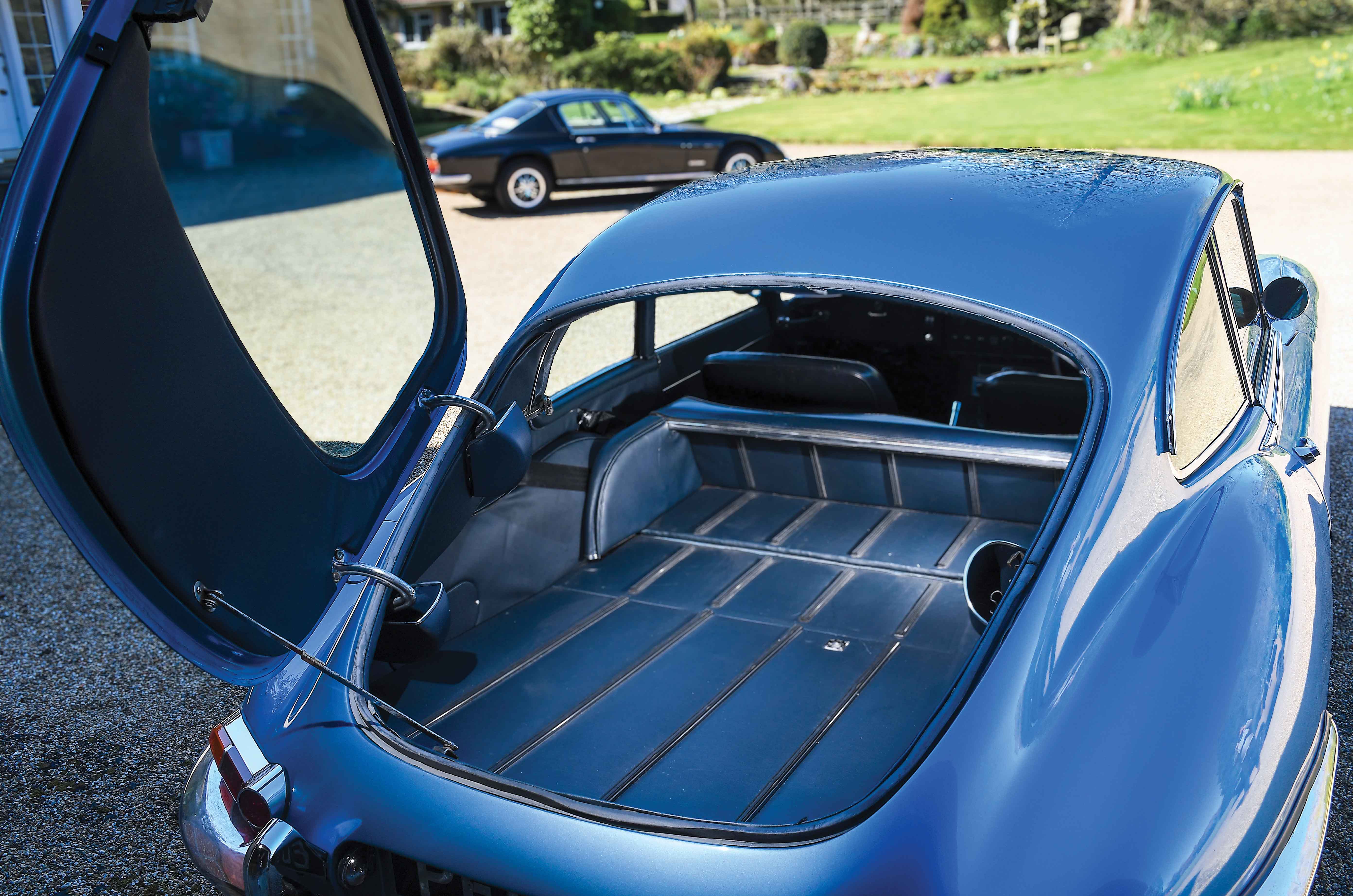 Classic & Sports Car – Jaguar E-type 2+2 vs Lotus Elan +2S: sports for all