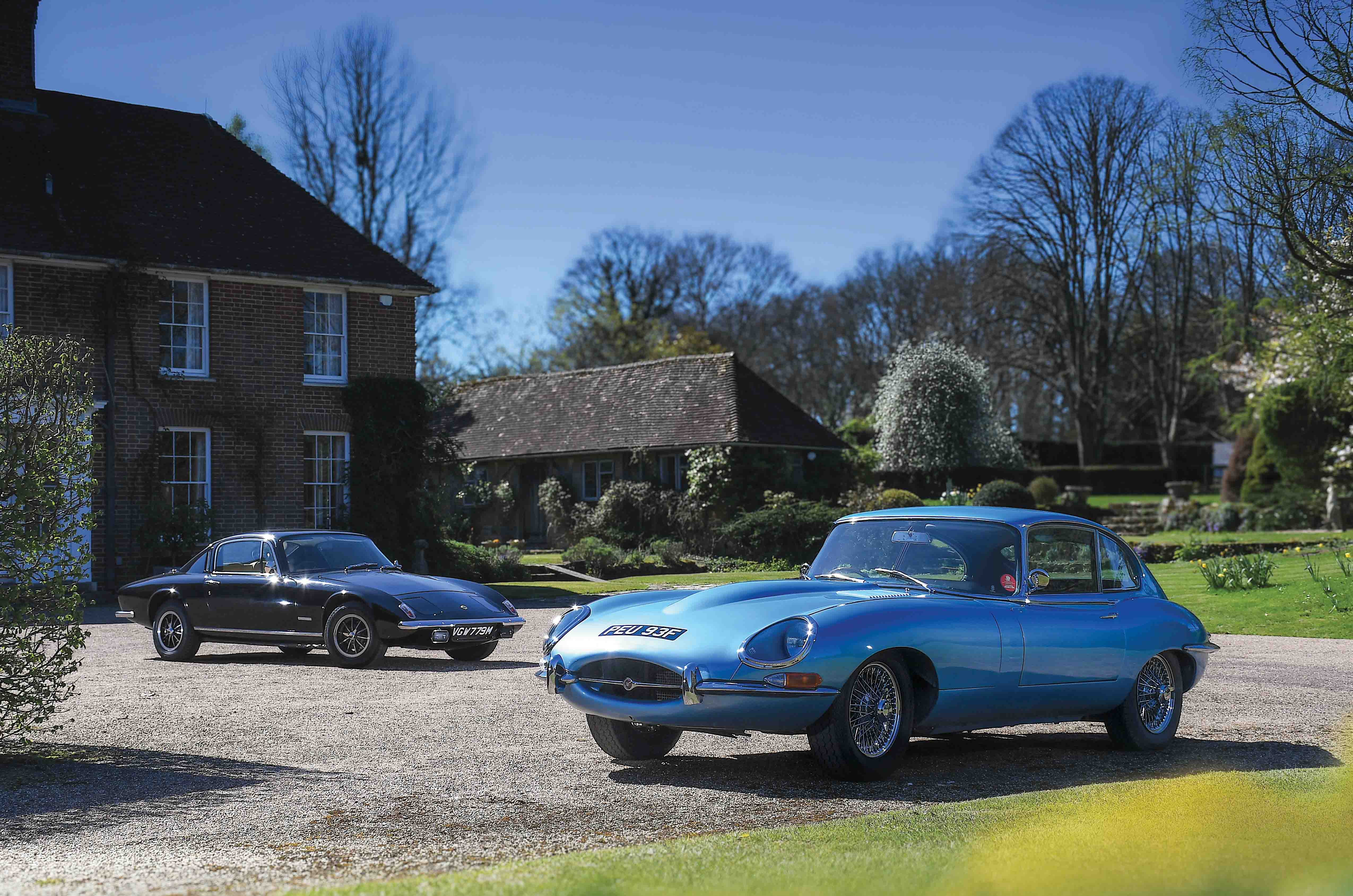 Classic & Sports Car – Jaguar E-type 2+2 vs Lotus Elan +2S: sports for all