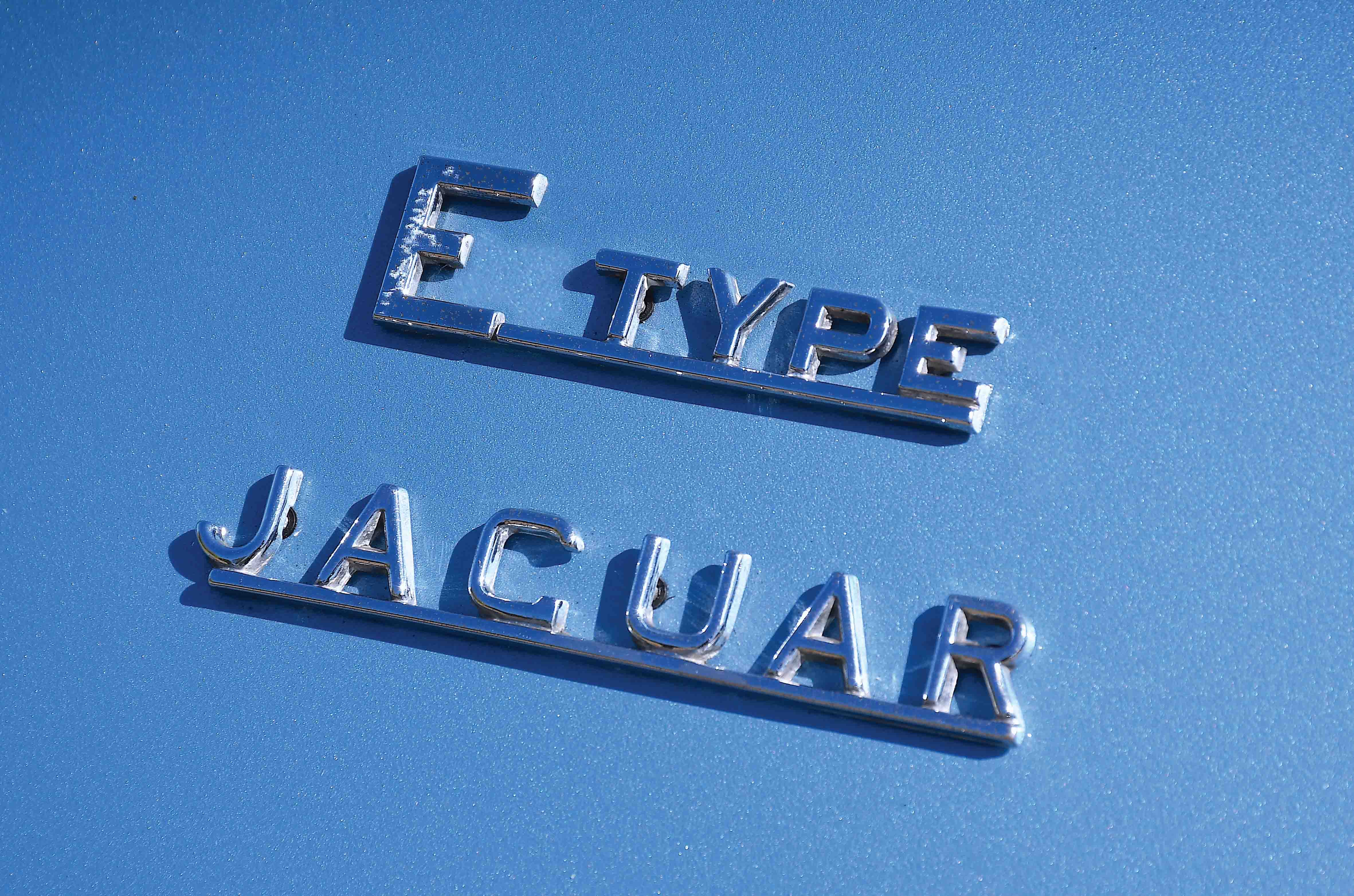 Classic & Sports Car – Jaguar E-type 2+2 vs Lotus Elan +2S: sports for all