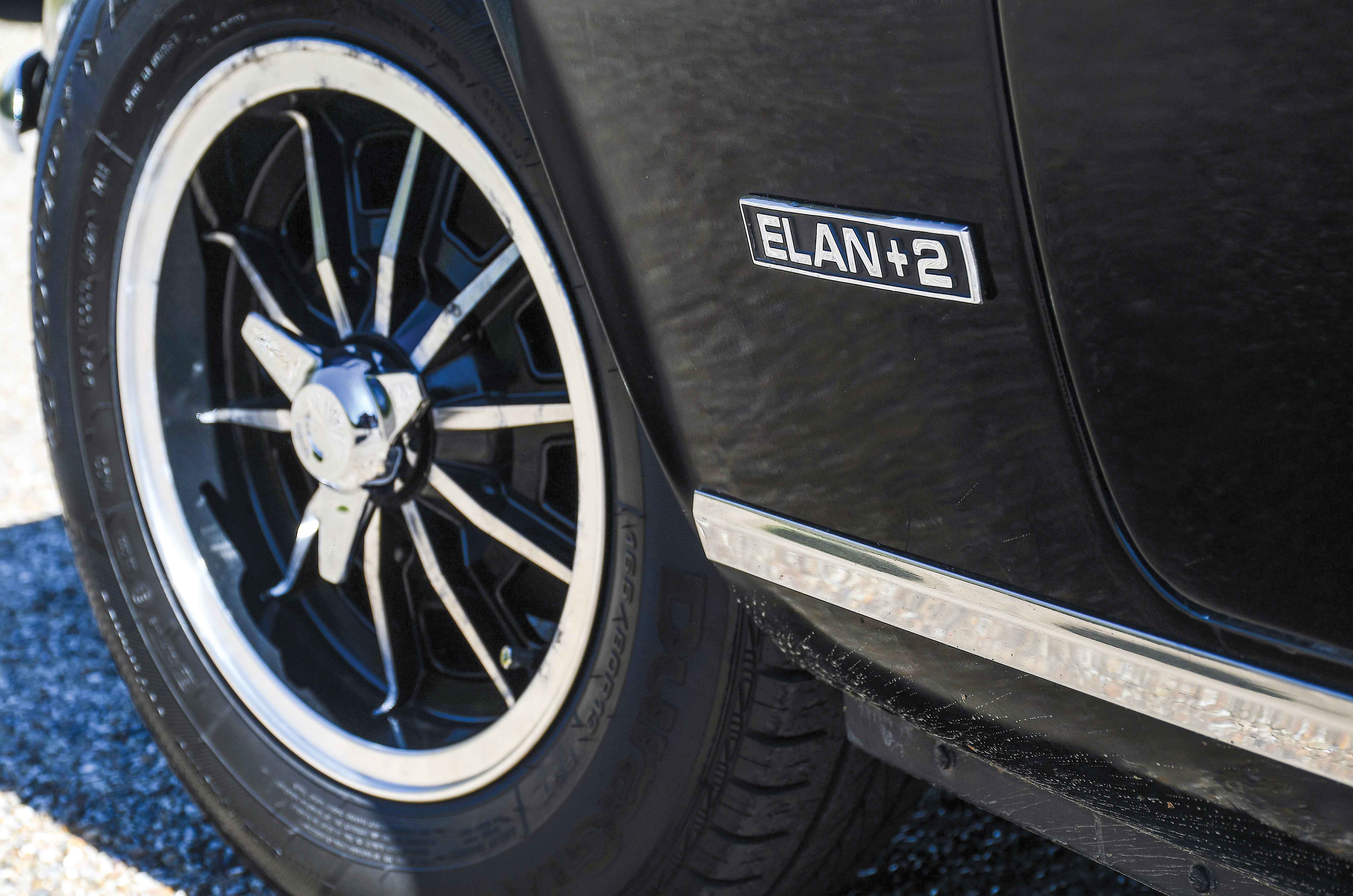 Classic & Sports Car – Jaguar E-type 2+2 vs Lotus Elan +2S: sports for all