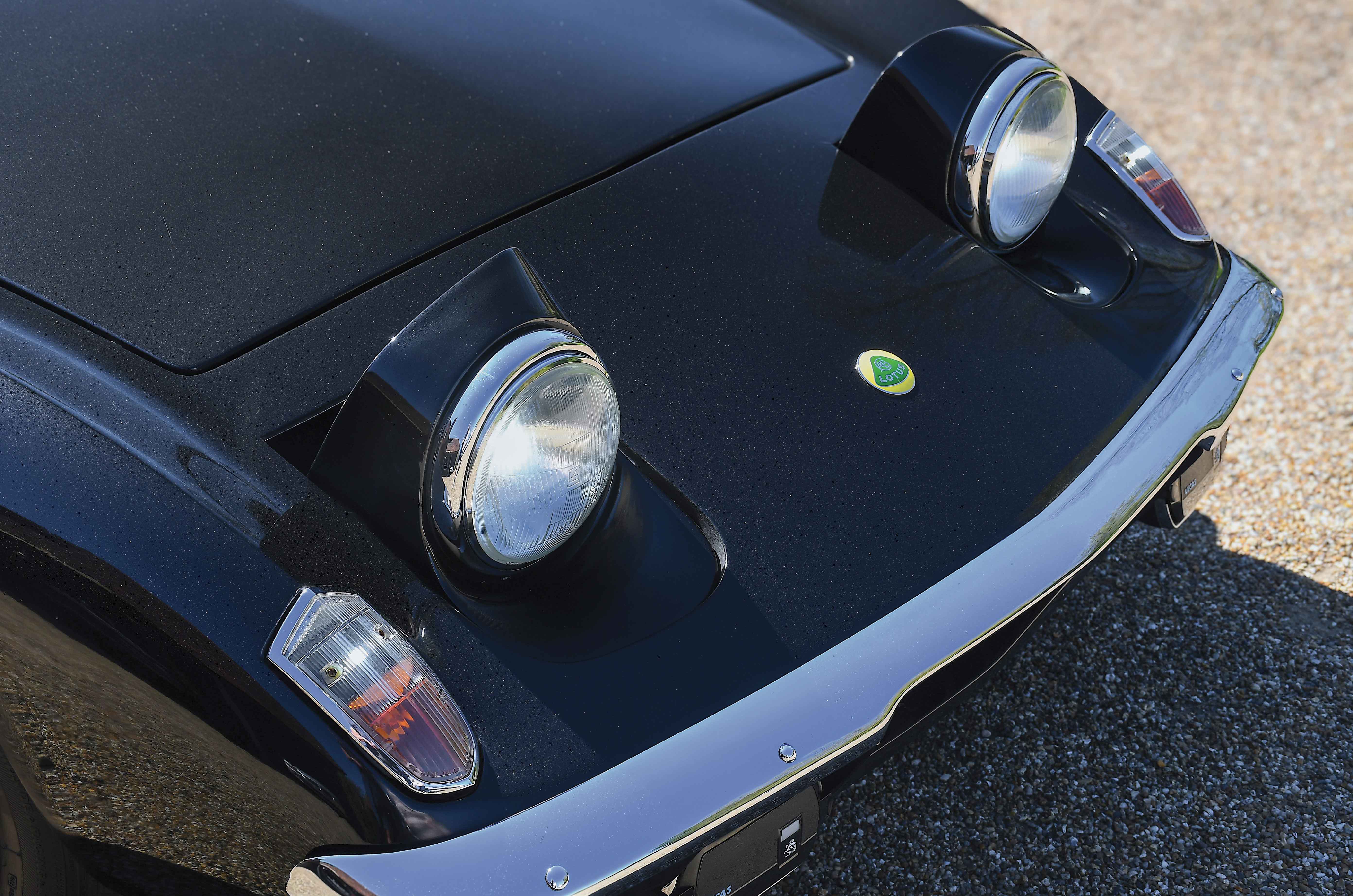 Classic & Sports Car – Jaguar E-type 2+2 vs Lotus Elan +2S: sports for all