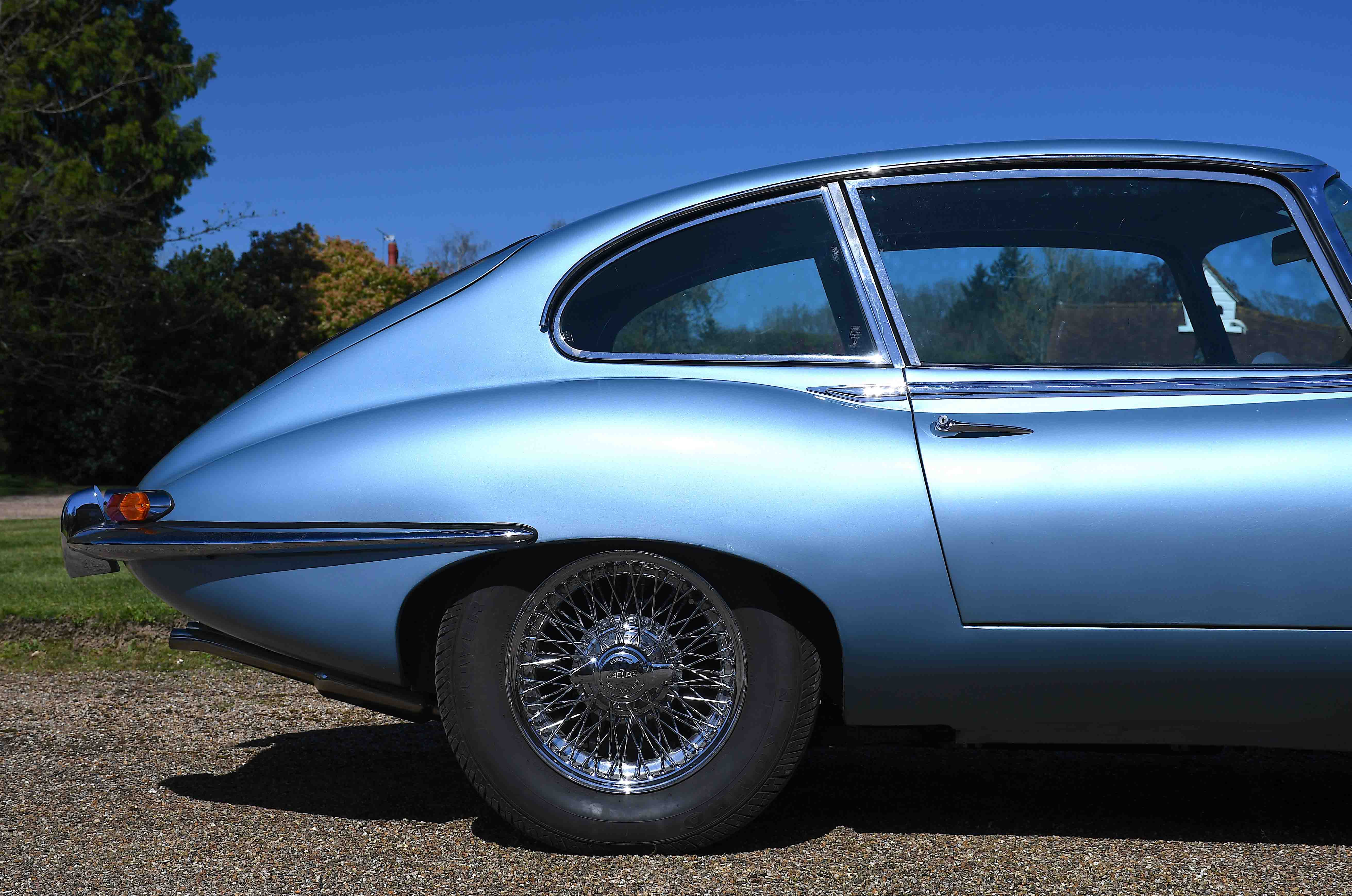 Classic & Sports Car – Jaguar E-type 2+2 vs Lotus Elan +2S: sports for all
