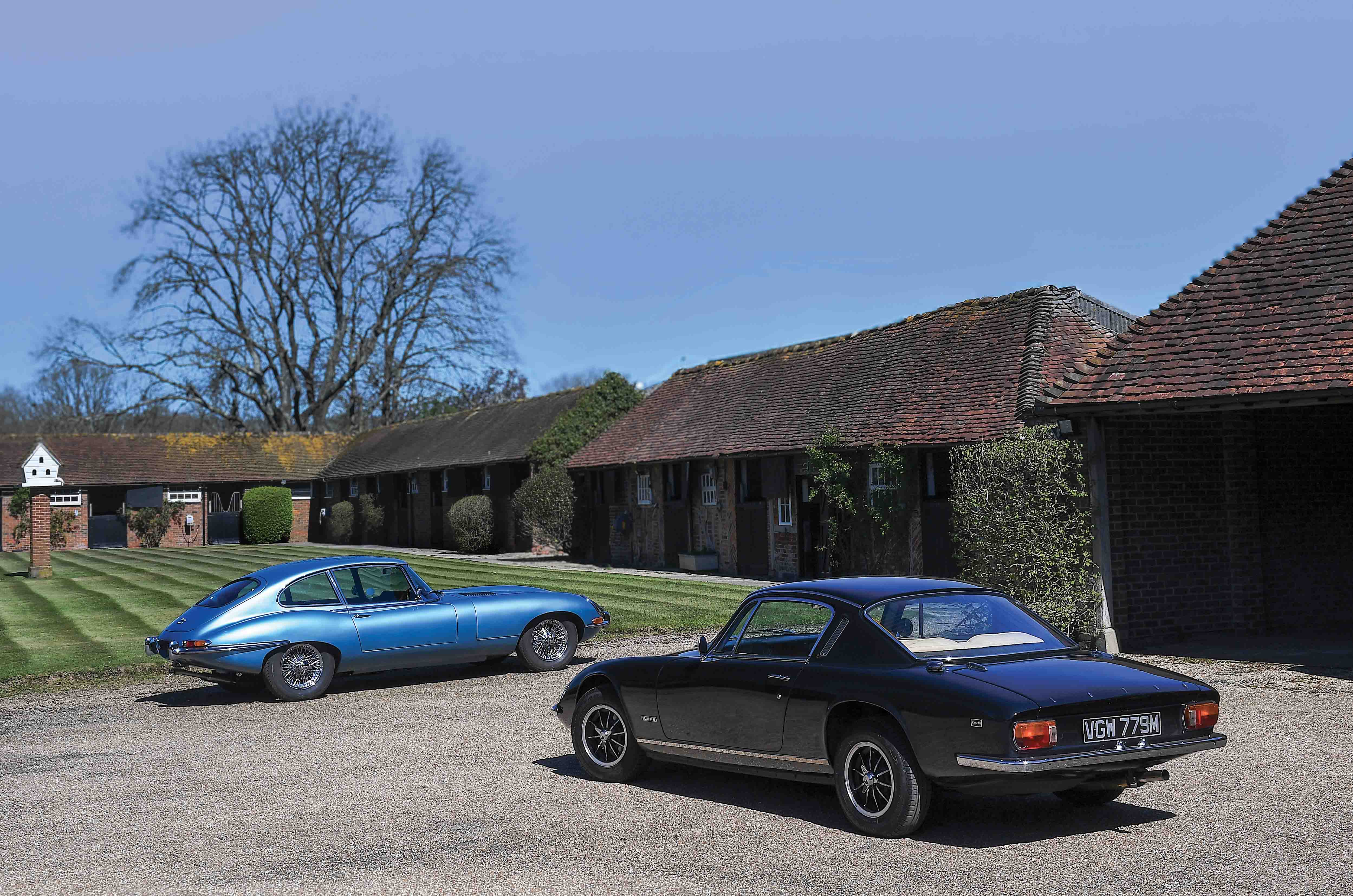 Classic & Sports Car – Jaguar E-type 2+2 vs Lotus Elan +2S: sports for all