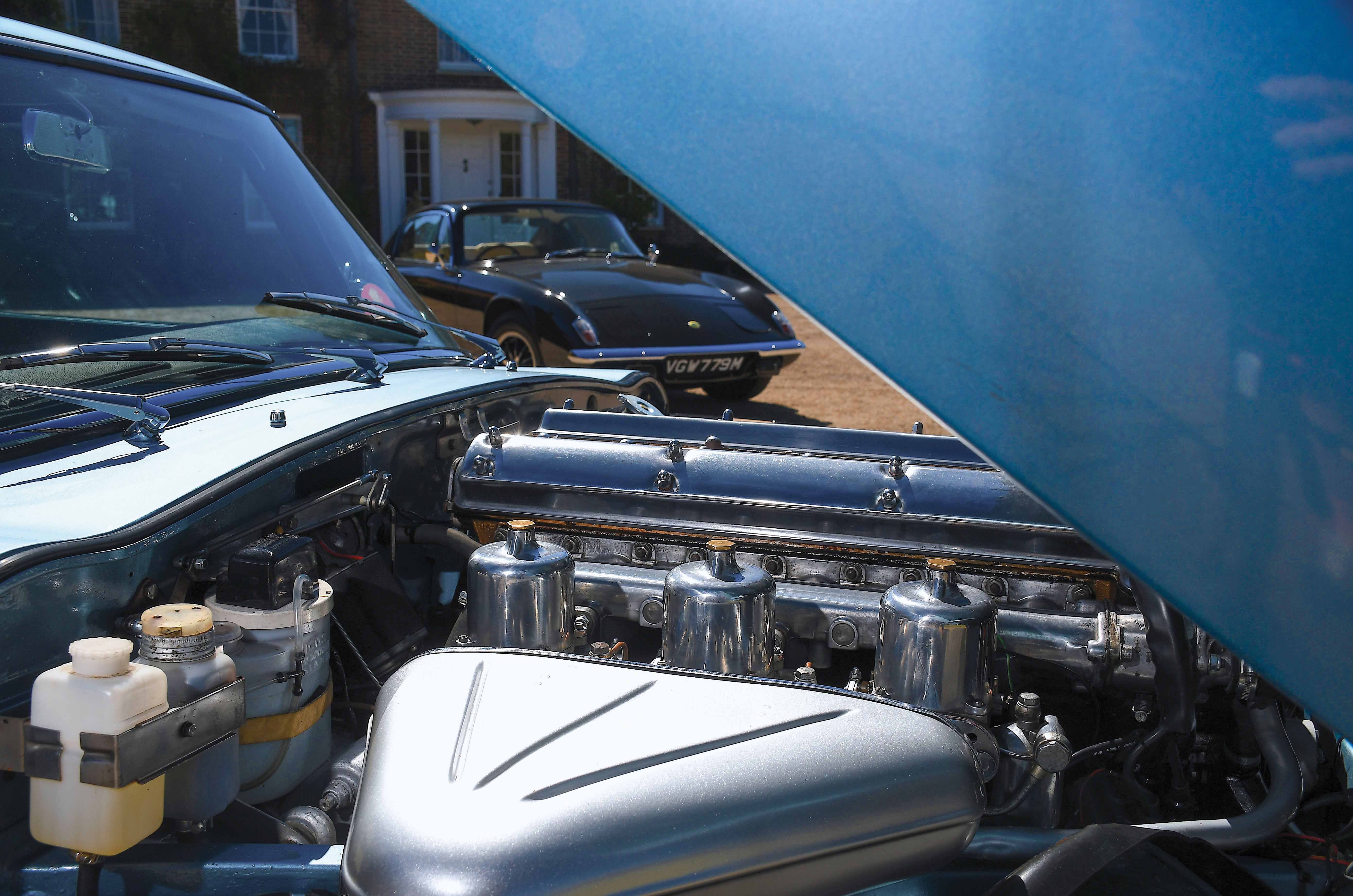 Classic & Sports Car – Jaguar E-type 2+2 vs Lotus Elan +2S: sports for all