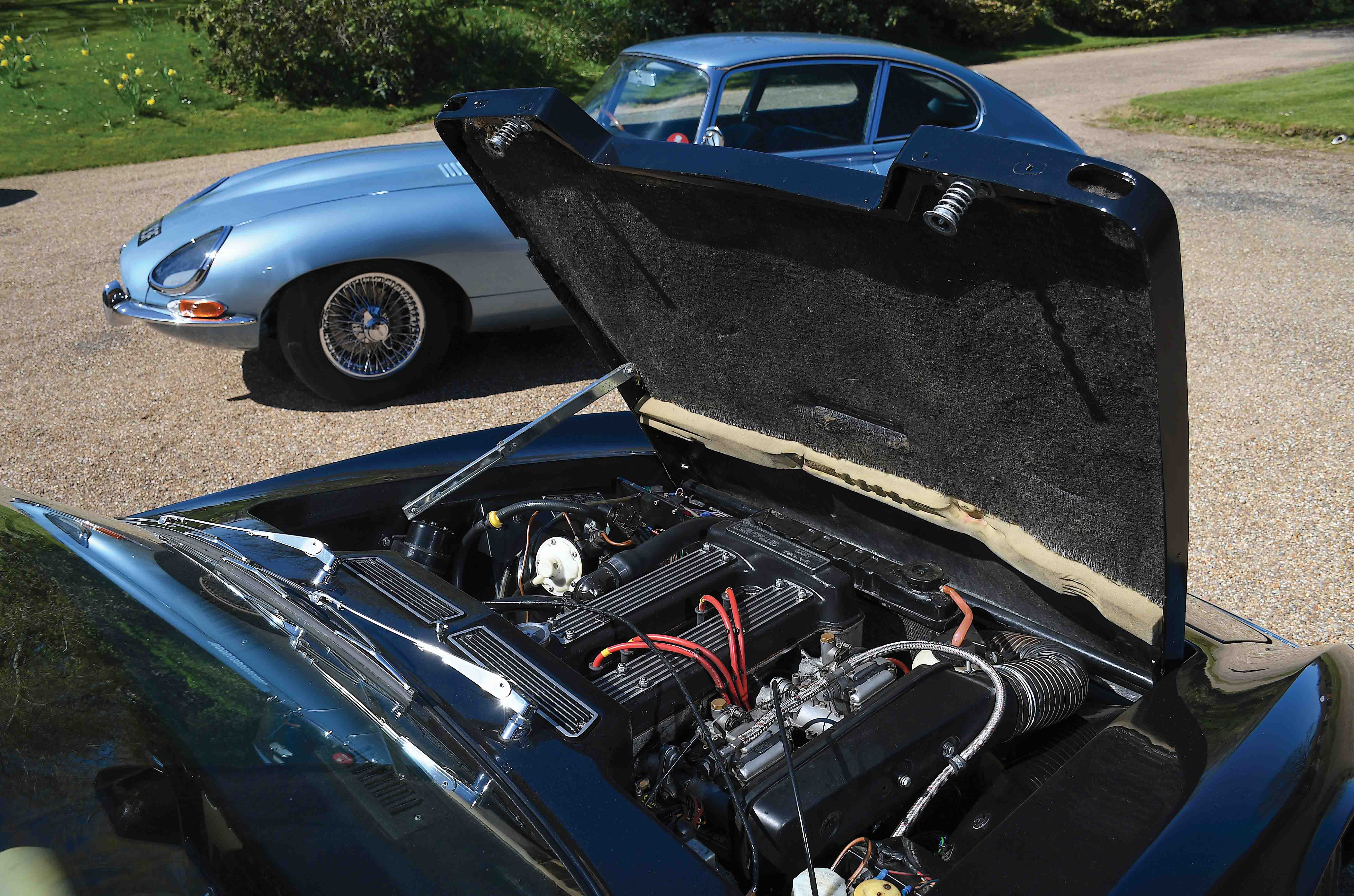 Classic & Sports Car – Jaguar E-type 2+2 vs Lotus Elan +2S: sports for all